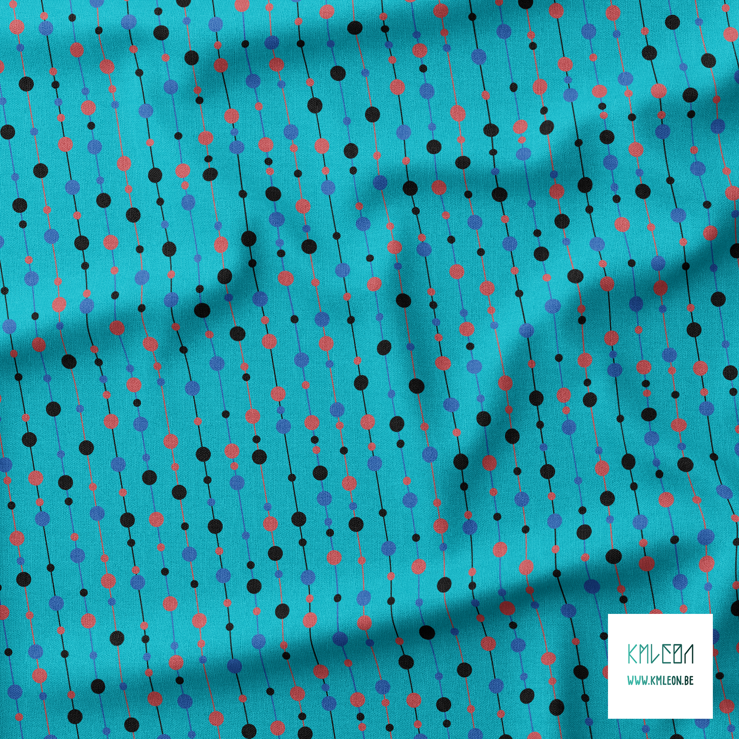 Blauwe, rode en zwarte parels op draadjes stof