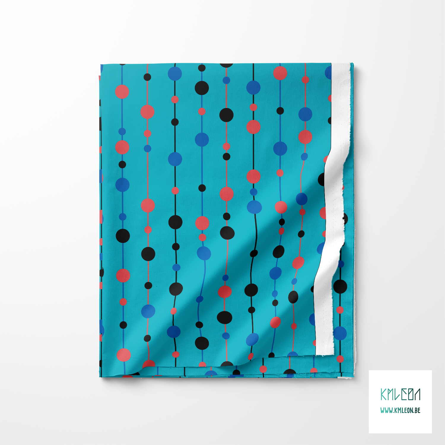 Blauwe, rode en zwarte parels op draadjes stof