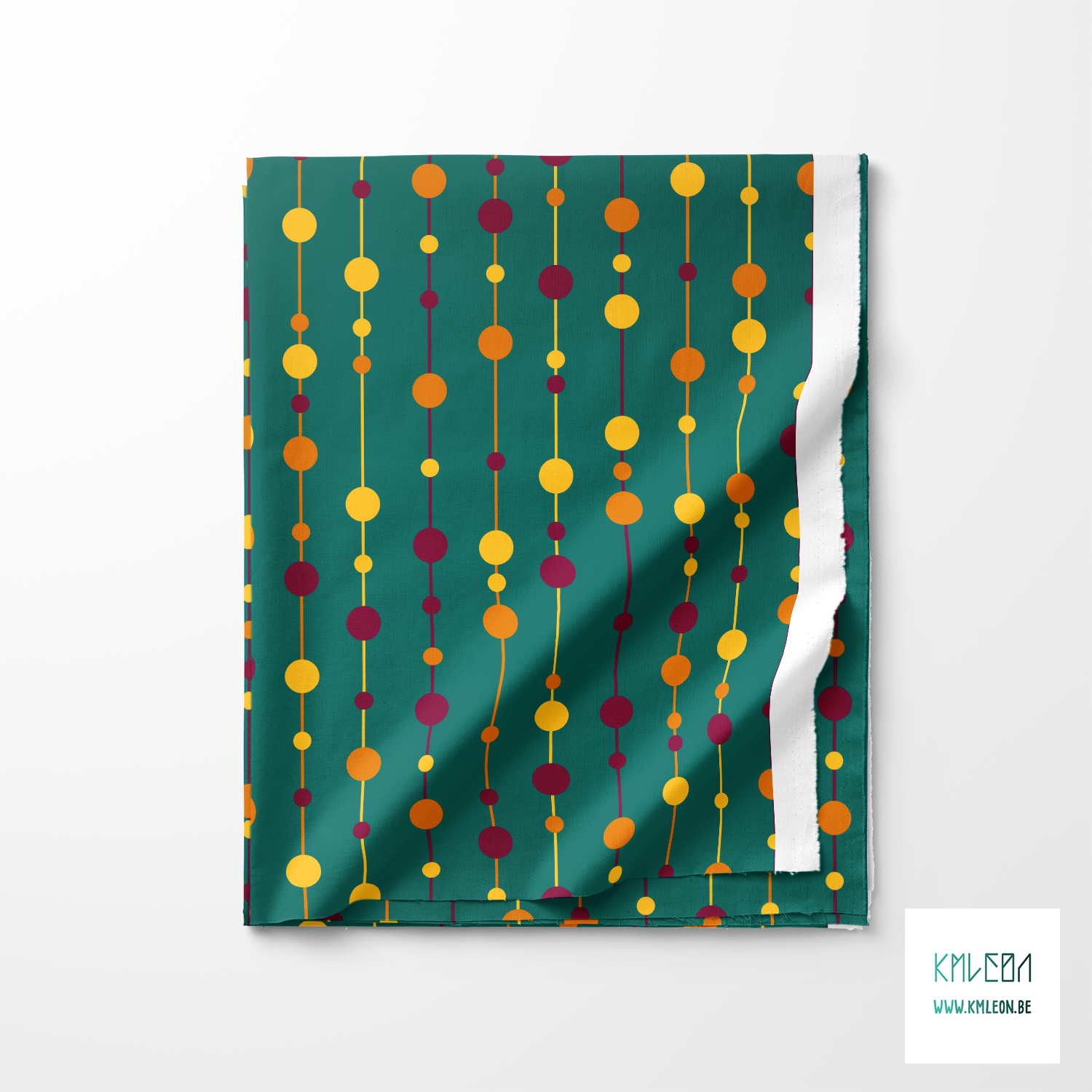 Gele, oranje en paarse parels op draadjes stof