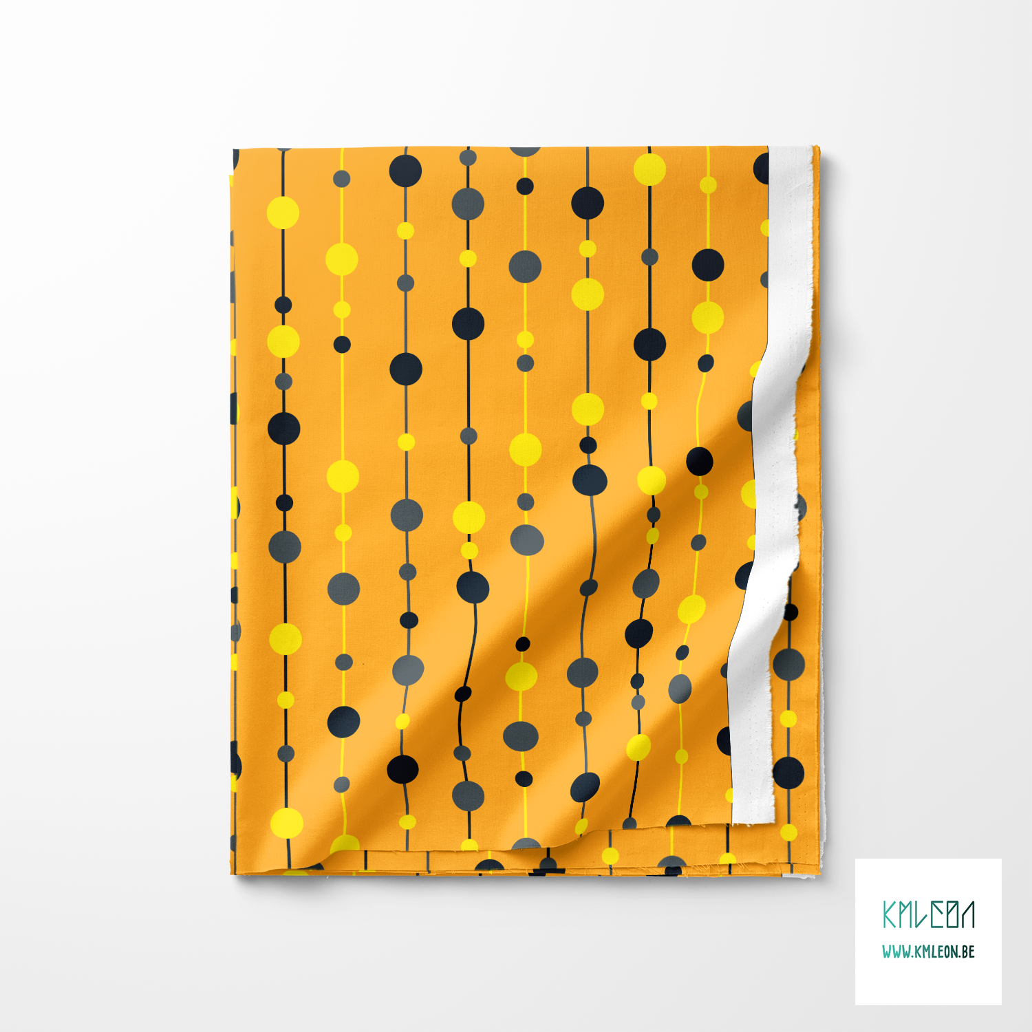 Grijze, gele en donker blauwgroene parels op draadjes stof