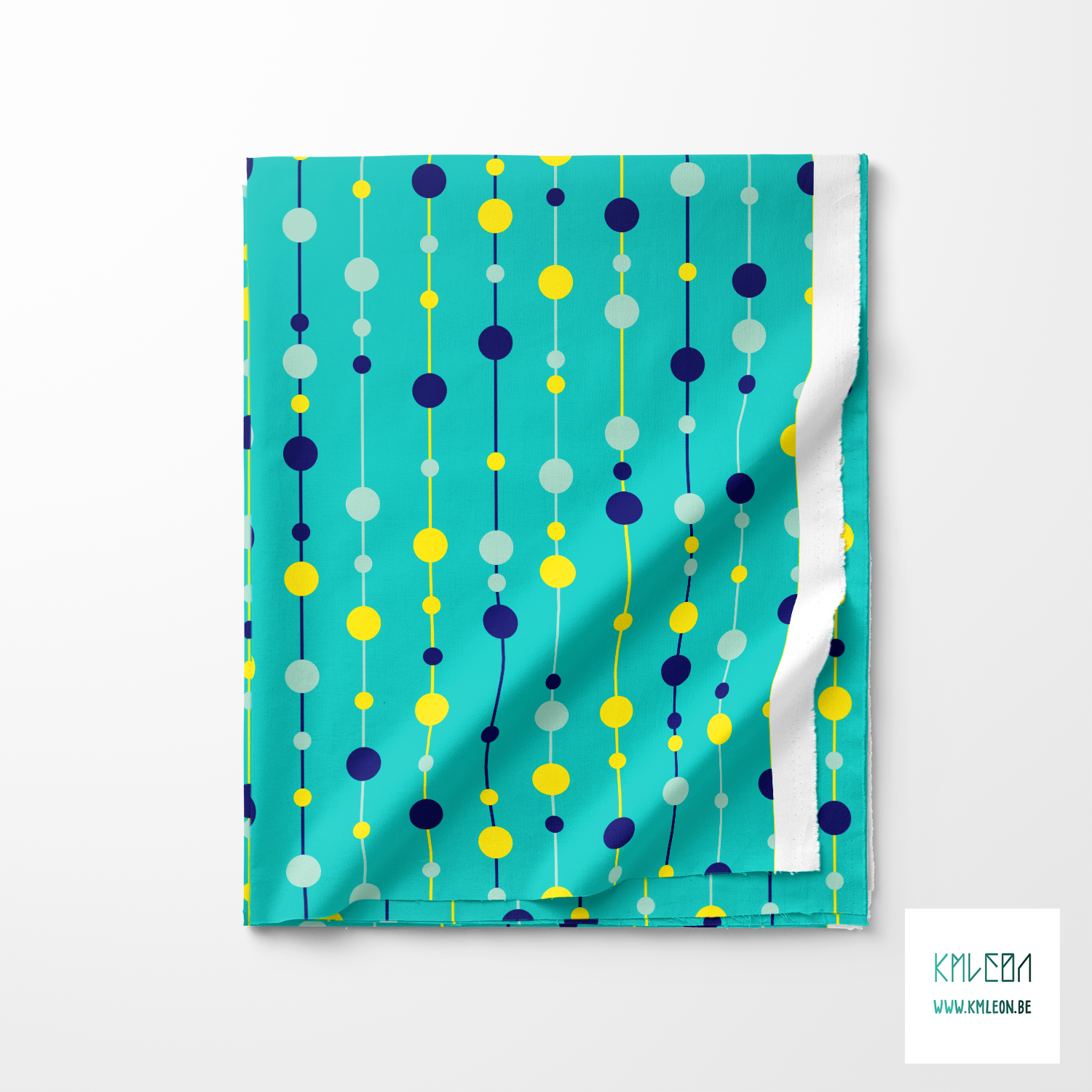 Donkerblauwe, muntgroene en gele parels op draadjes stof