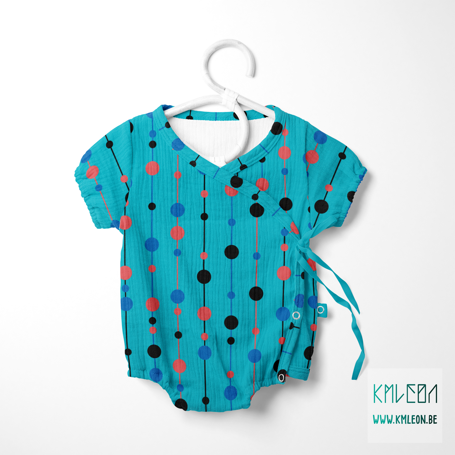 Blauwe, rode en zwarte parels op draadjes stof