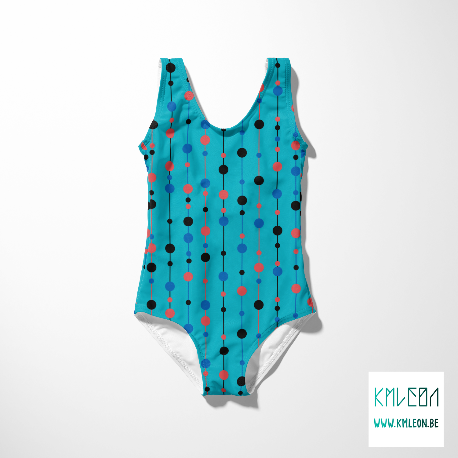 Blauwe, rode en zwarte parels op draadjes stof