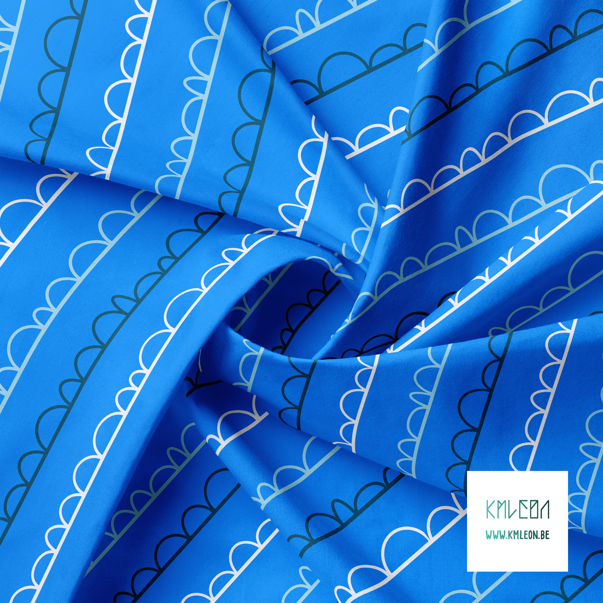 Blauwe, donkerblauwe en witte onregelmatige bogen stof