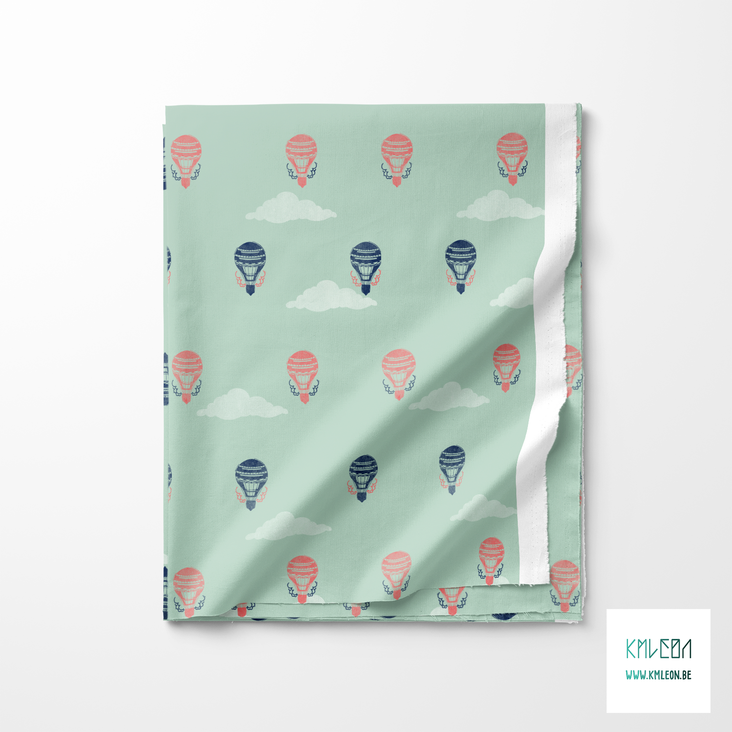 Roze en blauwe luchtballonnen en wolken stof