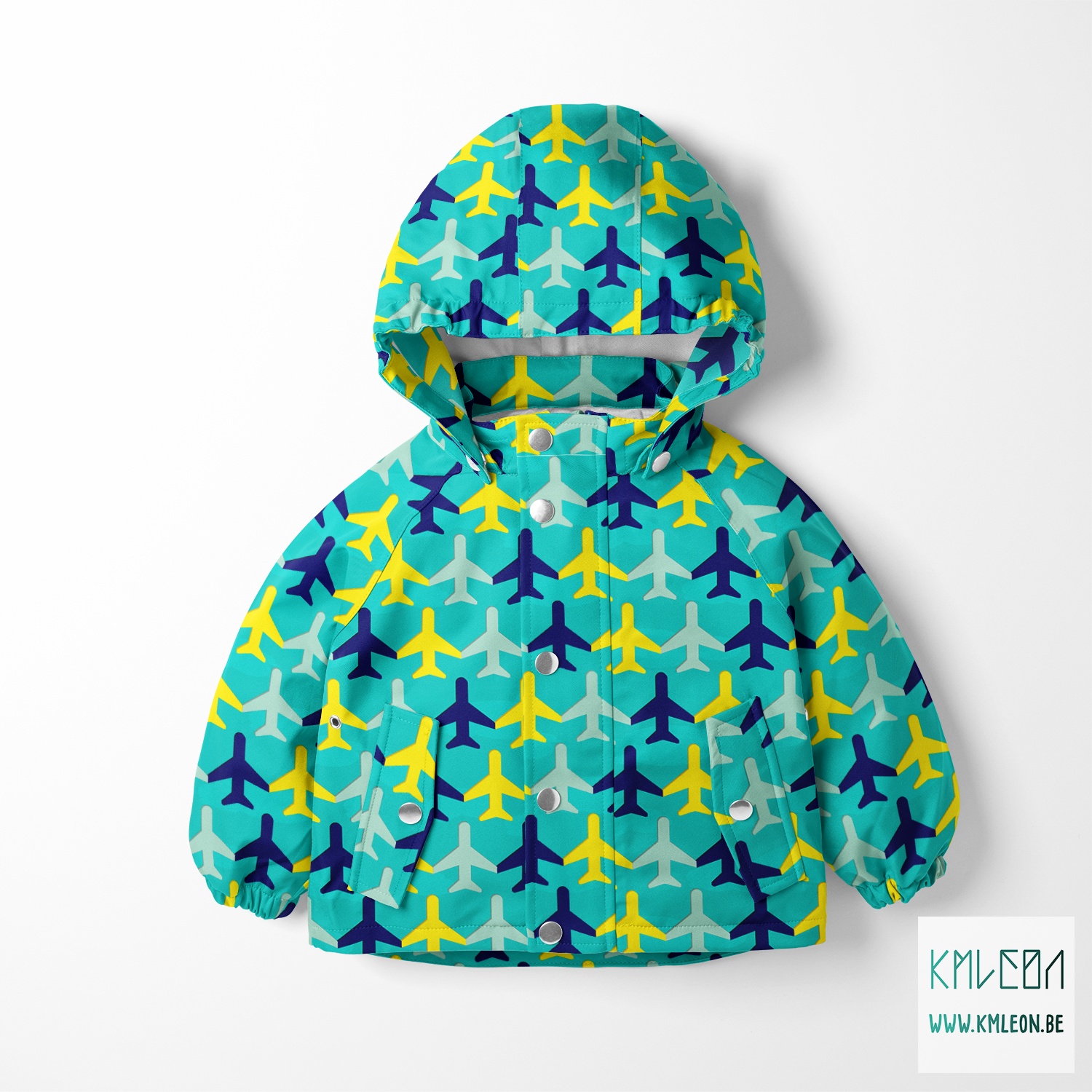 Gele, muntgroene en blauwe vliegtuigen en wolken stof