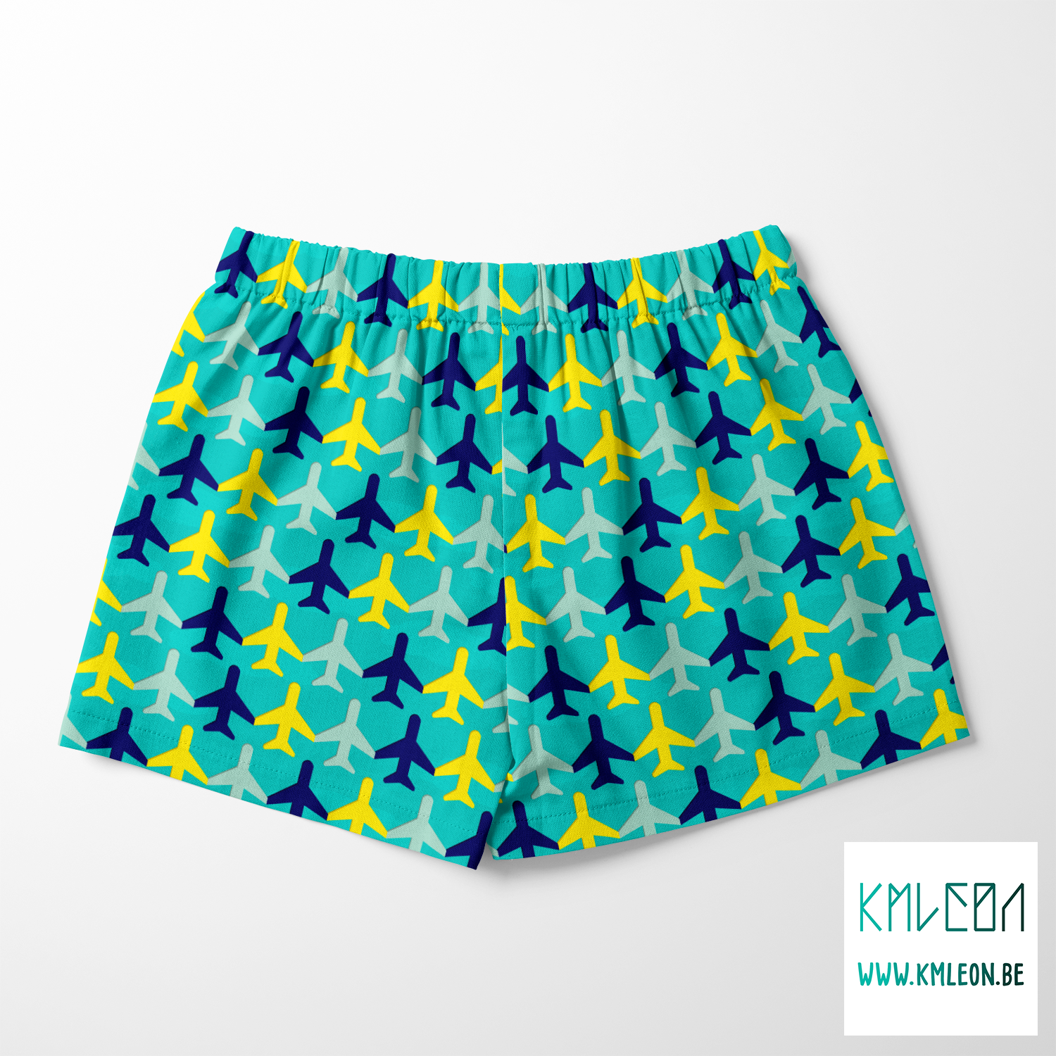 Gele, muntgroene en blauwe vliegtuigen en wolken stof