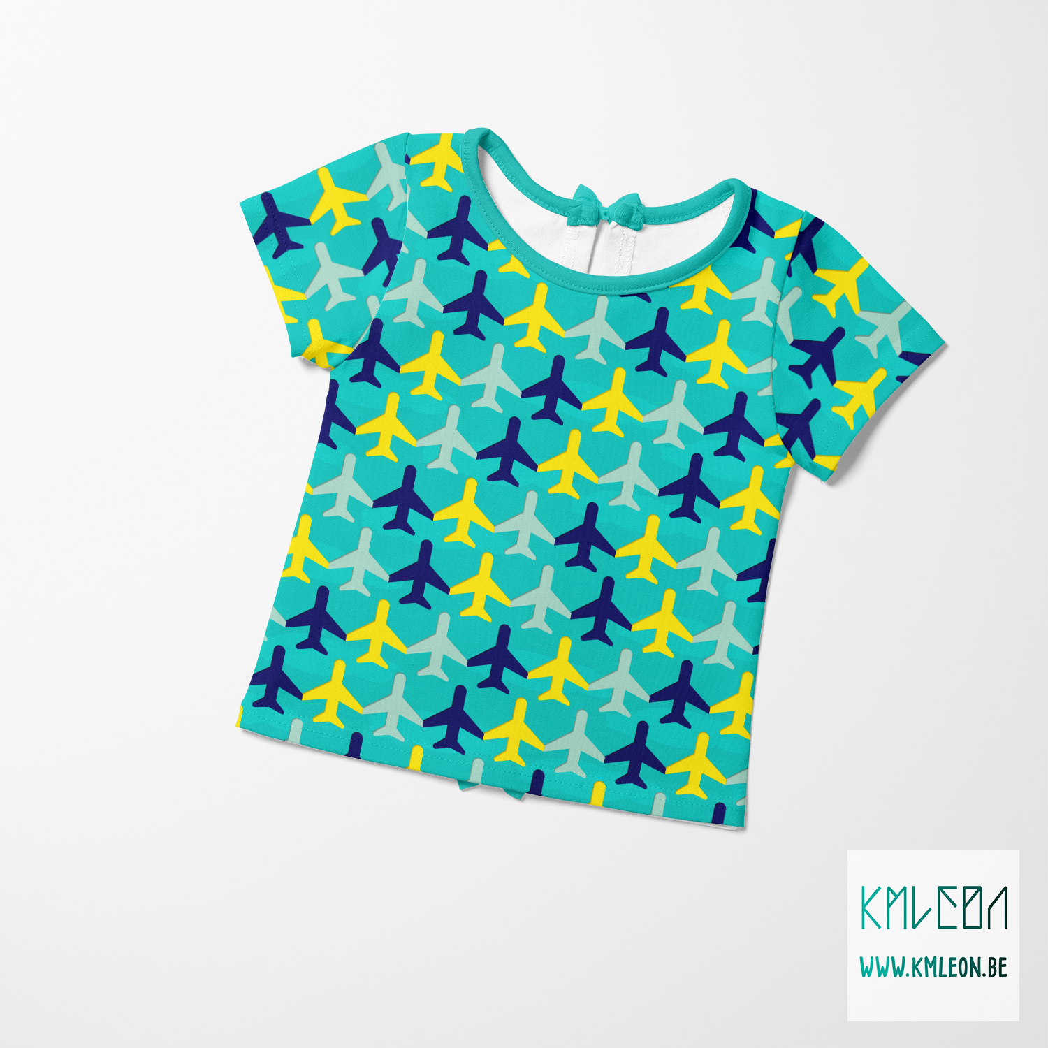 Gele, muntgroene en blauwe vliegtuigen en wolken stof