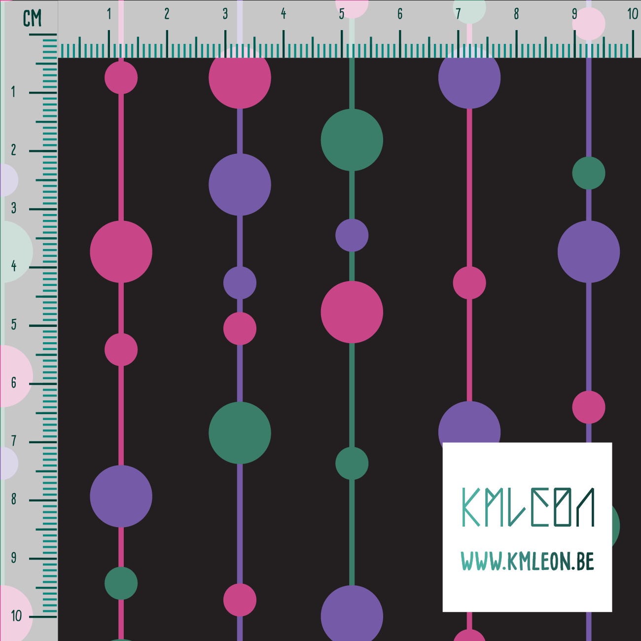 Paarse, groene en roze parels op draadjes stof