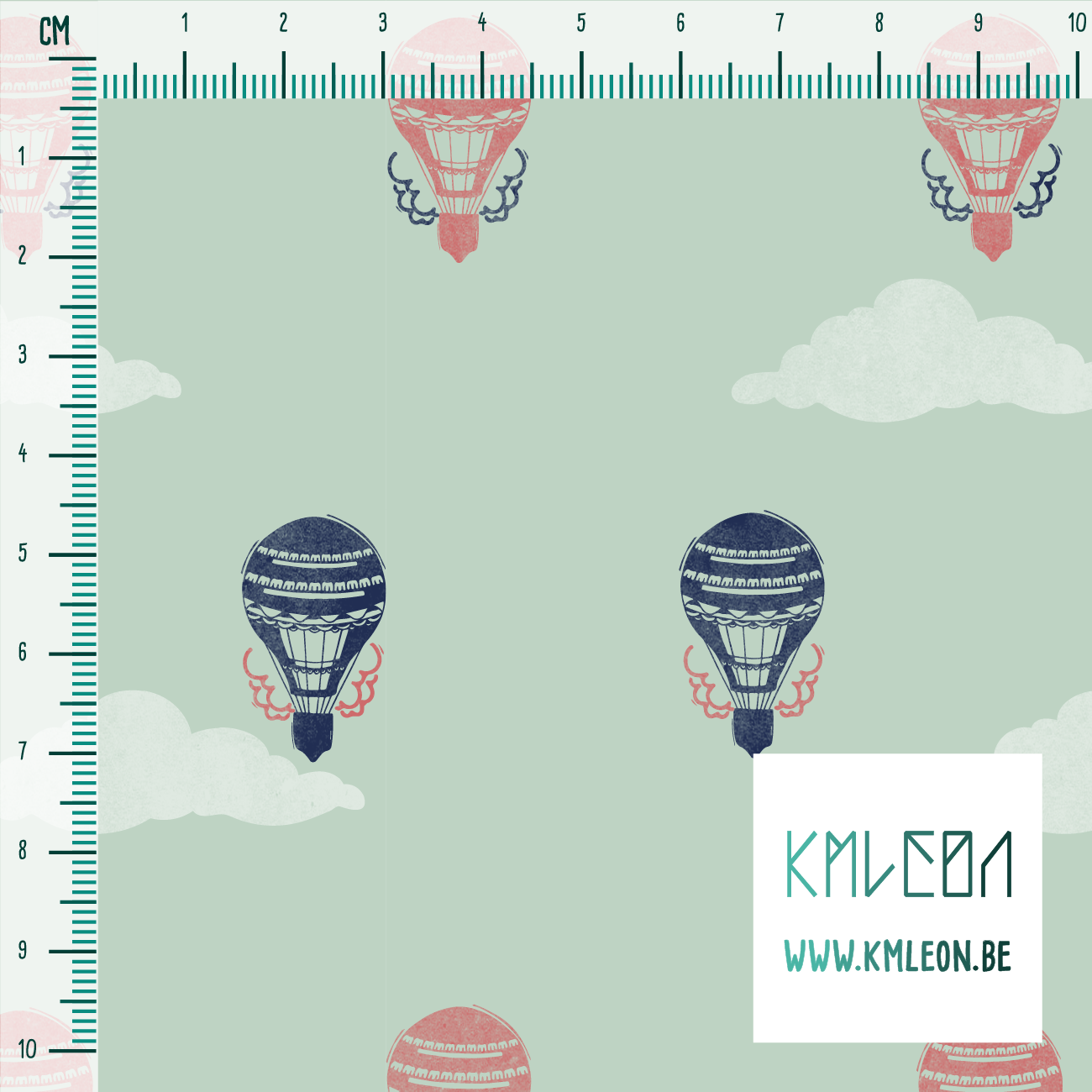 Roze en blauwe luchtballonnen en wolken stof