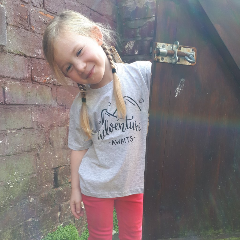 'Adventure awaits' kind shirt met korte mouwen