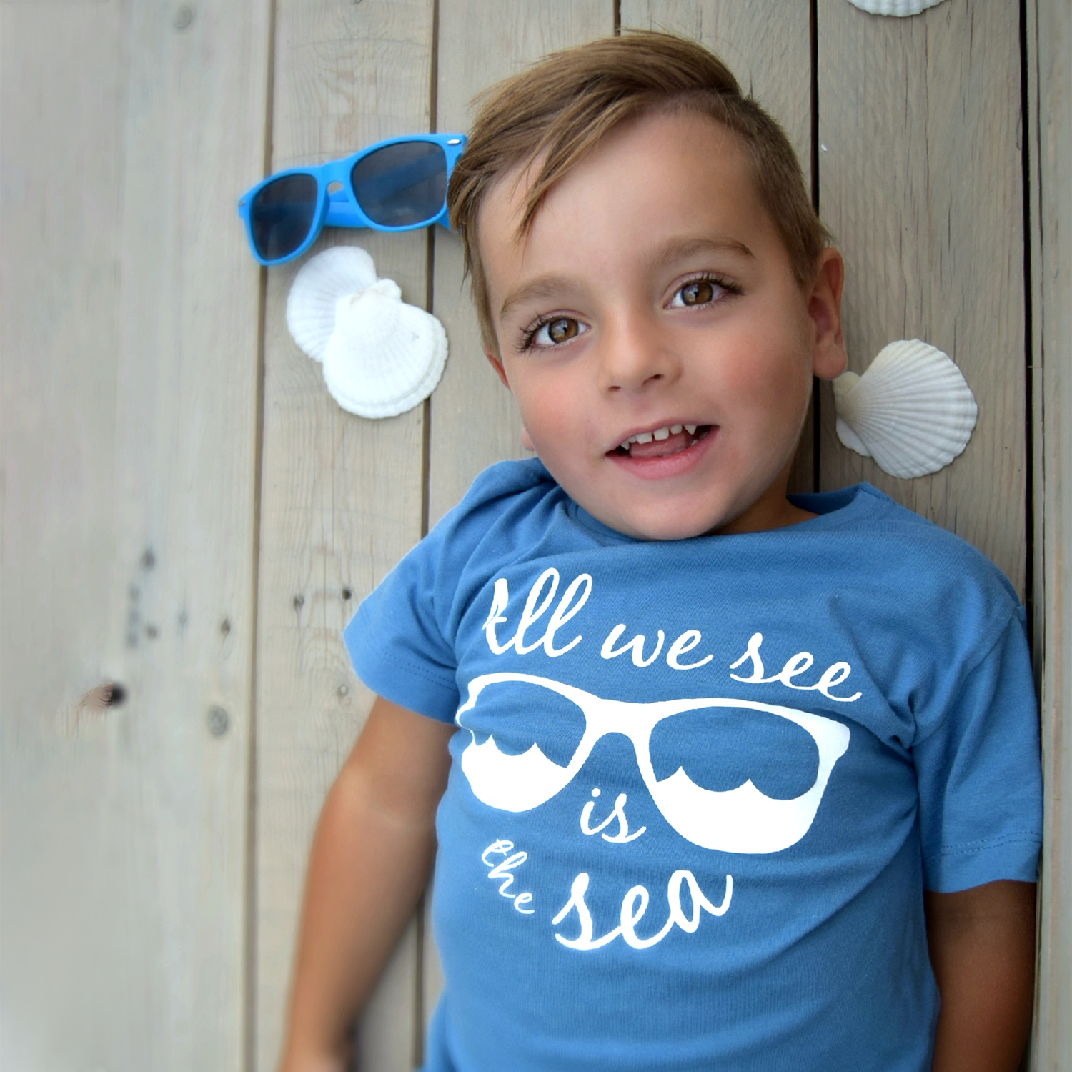 'All we see is the sea' kind shirt met korte mouwen