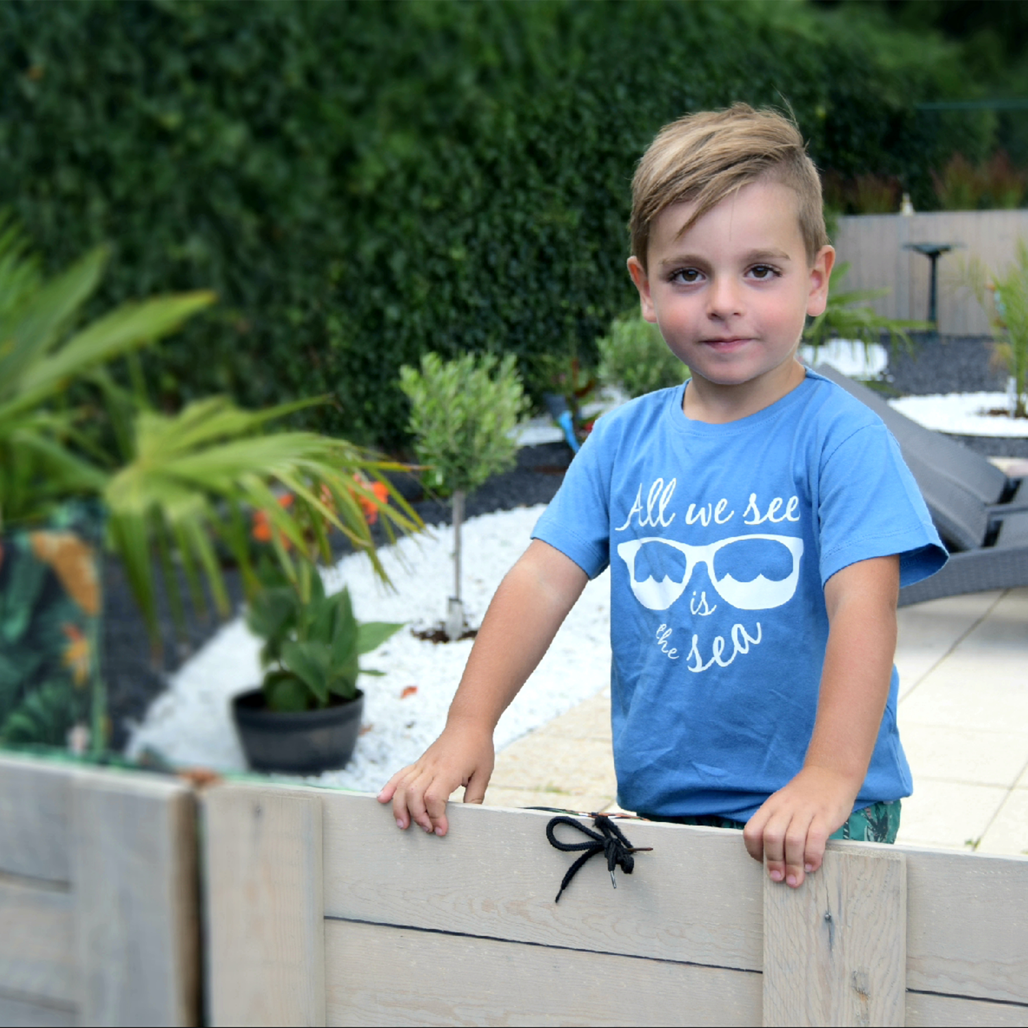 'All we see is the sea' kind shirt met korte mouwen