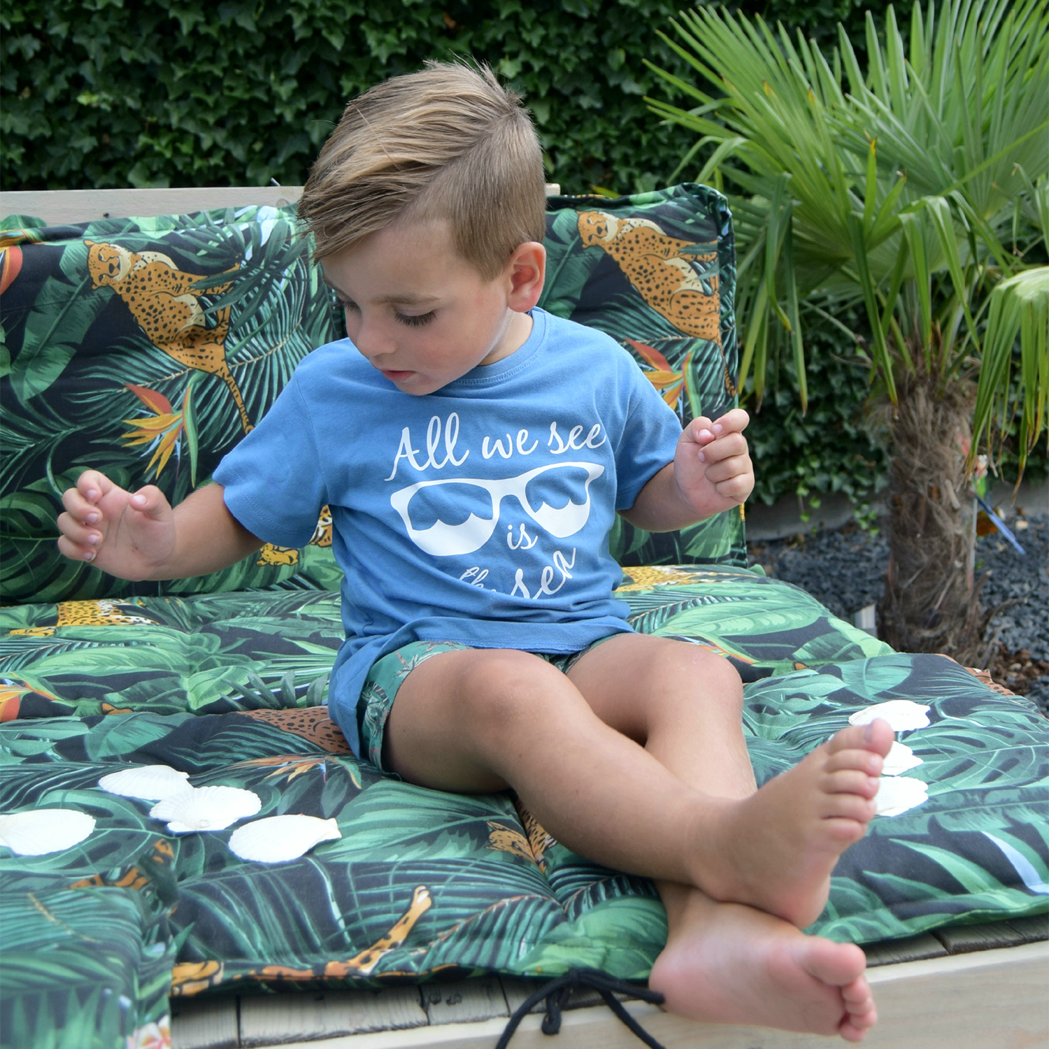 'All we see is the sea' kind shirt met korte mouwen