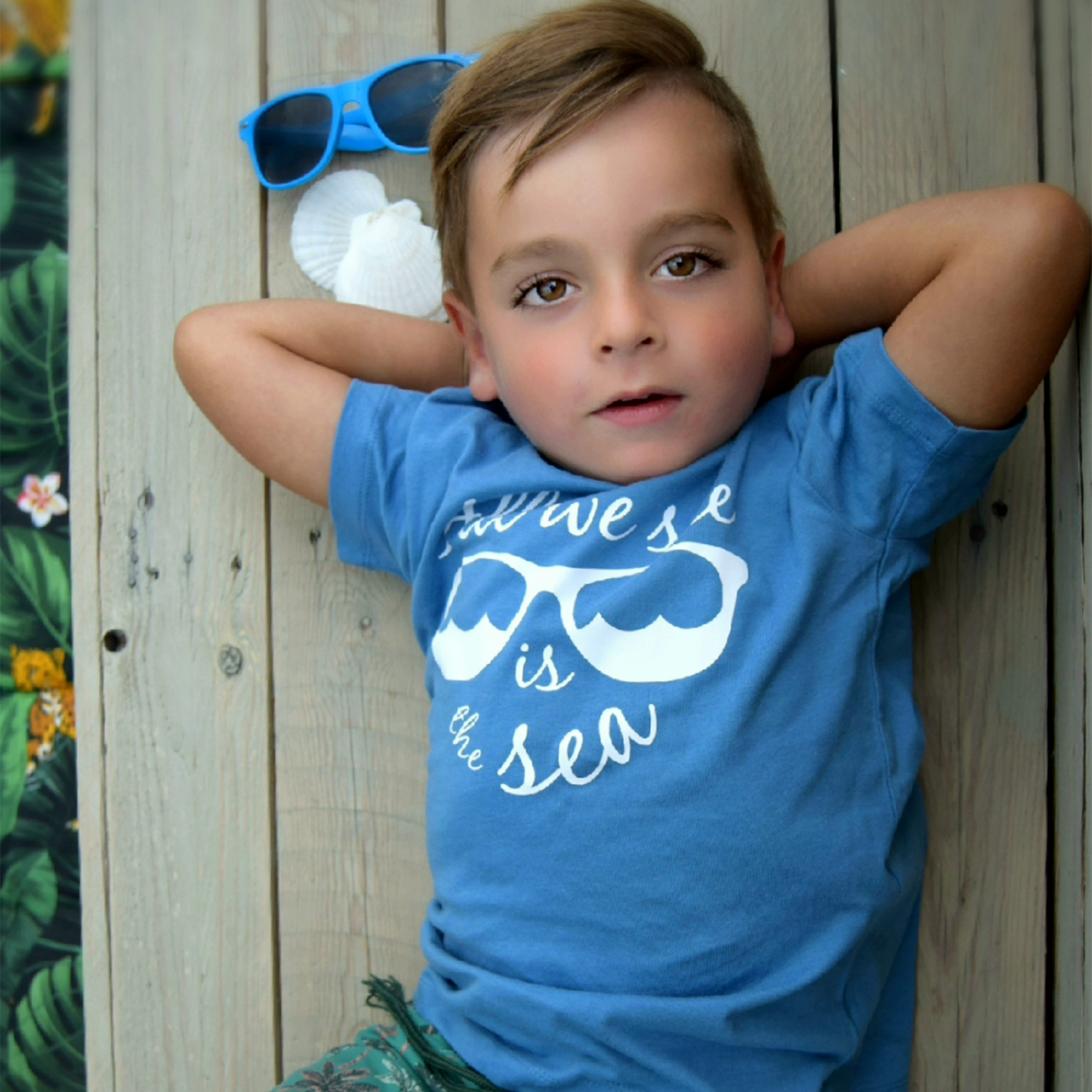 'All we see is the sea' kind shirt met korte mouwen
