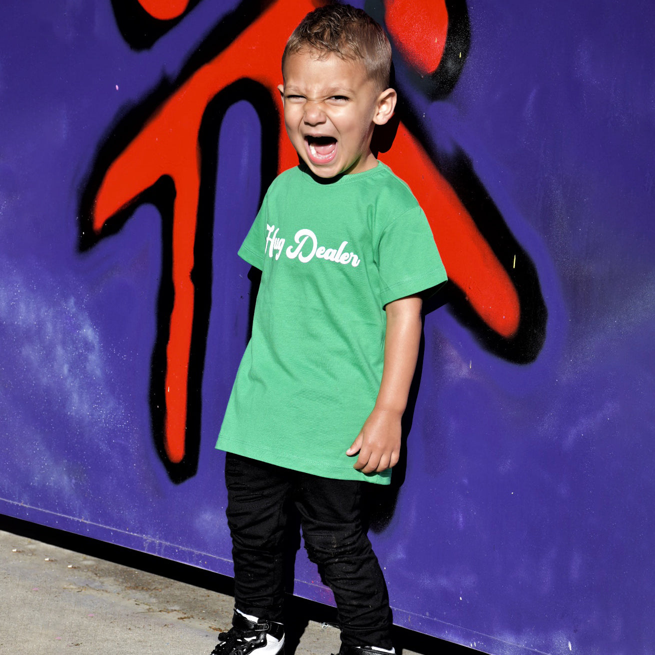 'Hug dealer' kind shirt met korte mouwen