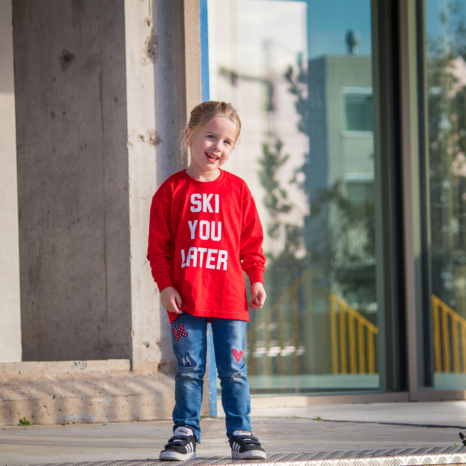 Blonde girl with red shirt with 'Ski je later' print by KMLeon.