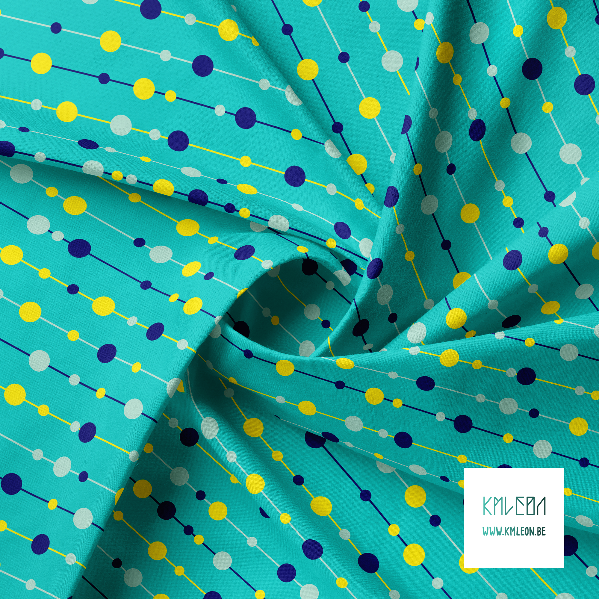 Donkerblauwe, muntgroene en gele parels op draadjes stof