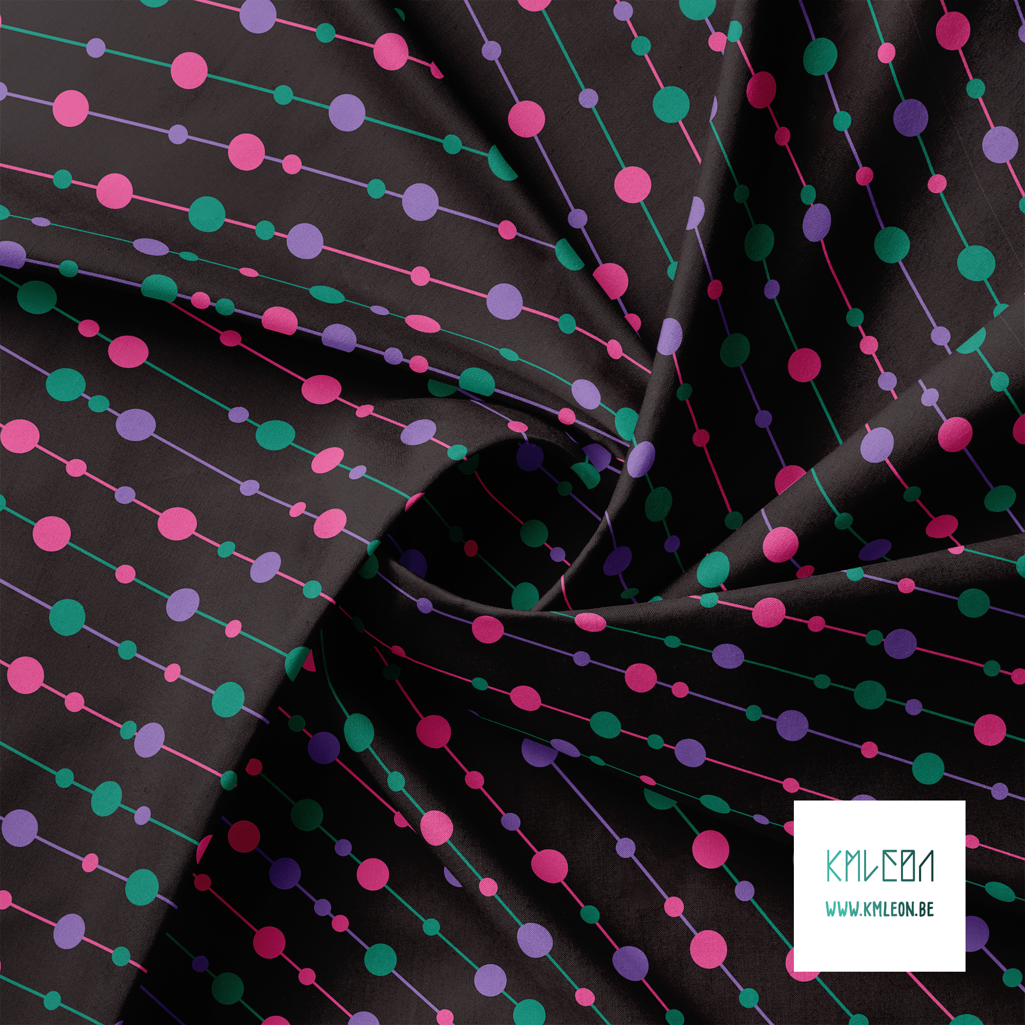 Paarse, groene en roze parels op draadjes stof