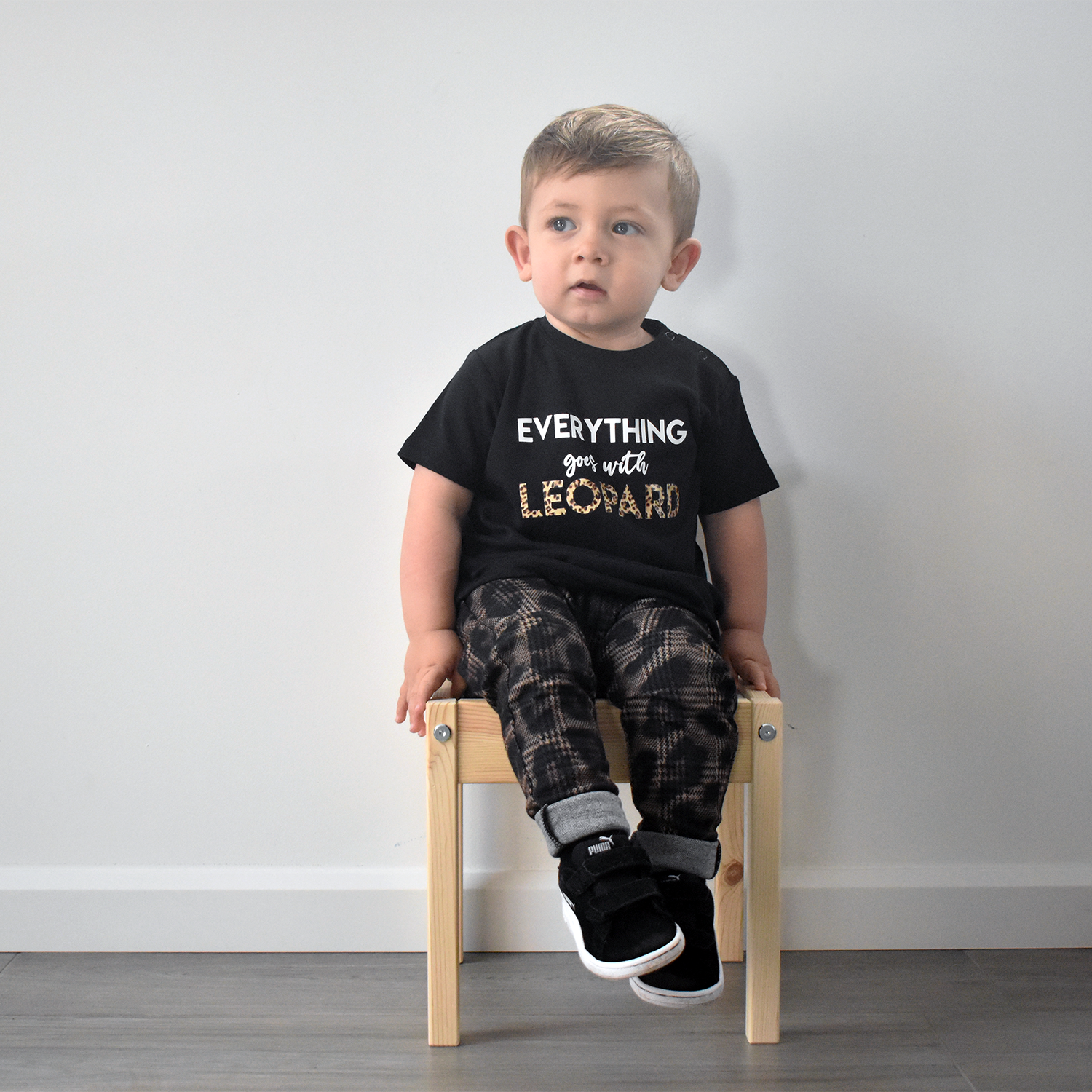 'Everything goes with leopard' baby shirt met korte mouwen