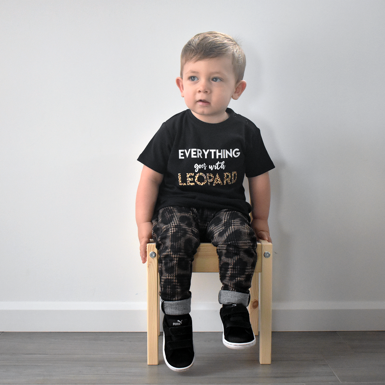 'Everything goes with leopard' baby shirt met korte mouwen