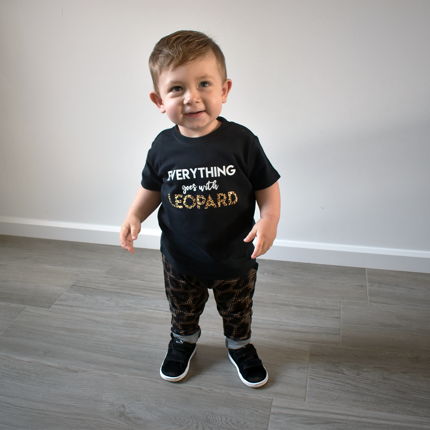 'Everything goes with leopard' baby shirt met korte mouwen
