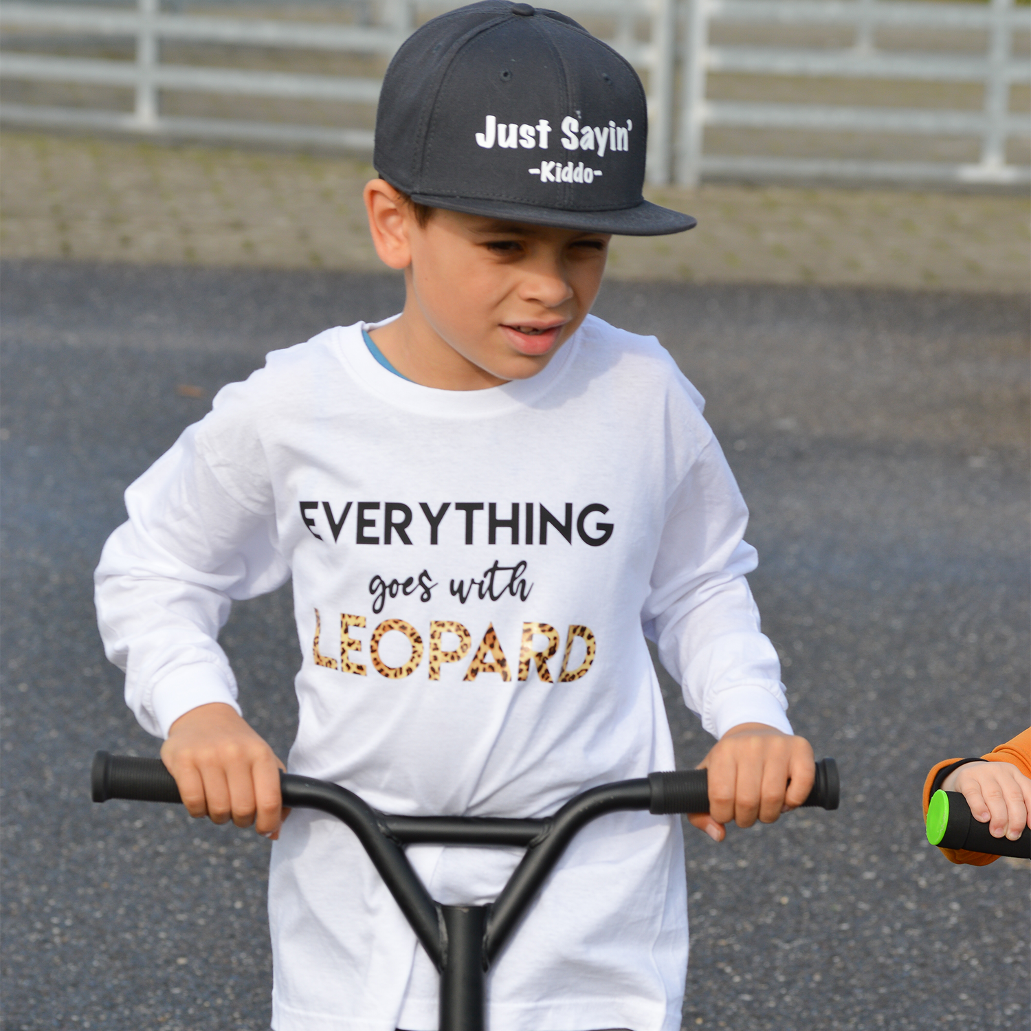 'Everything goes with leopard' kind shirt met lange mouwen