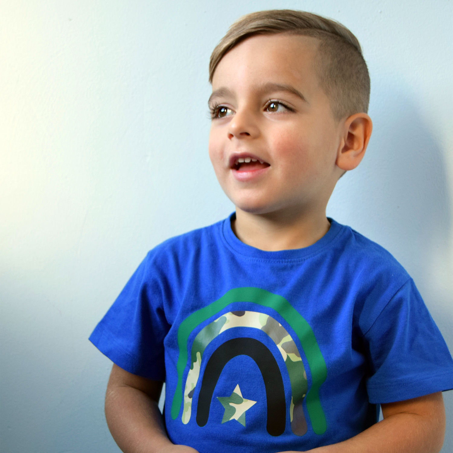 Camouflage regenboog kind shirt met korte mouwen