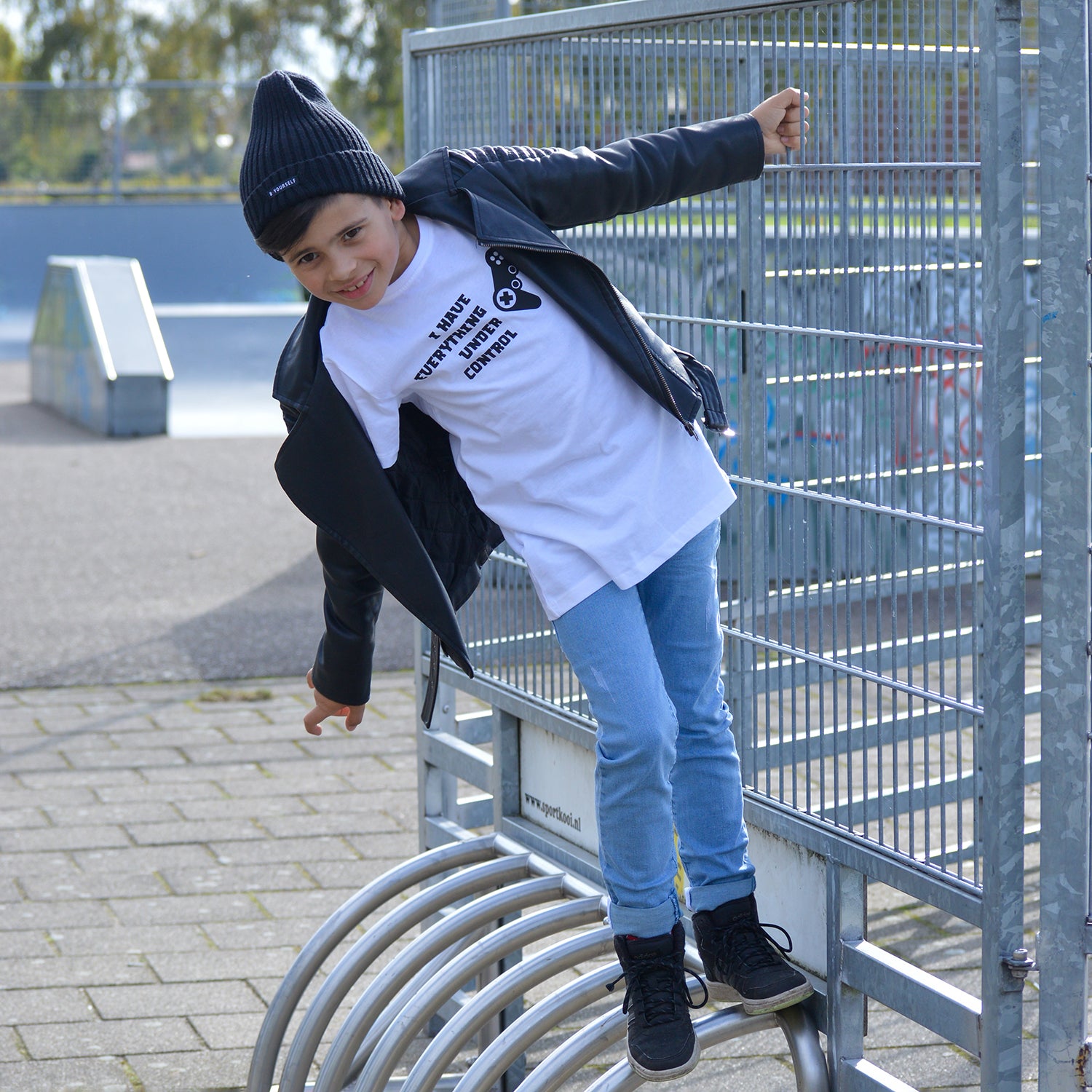 ‘I have everything under control’ kind shirt met korte mouwen