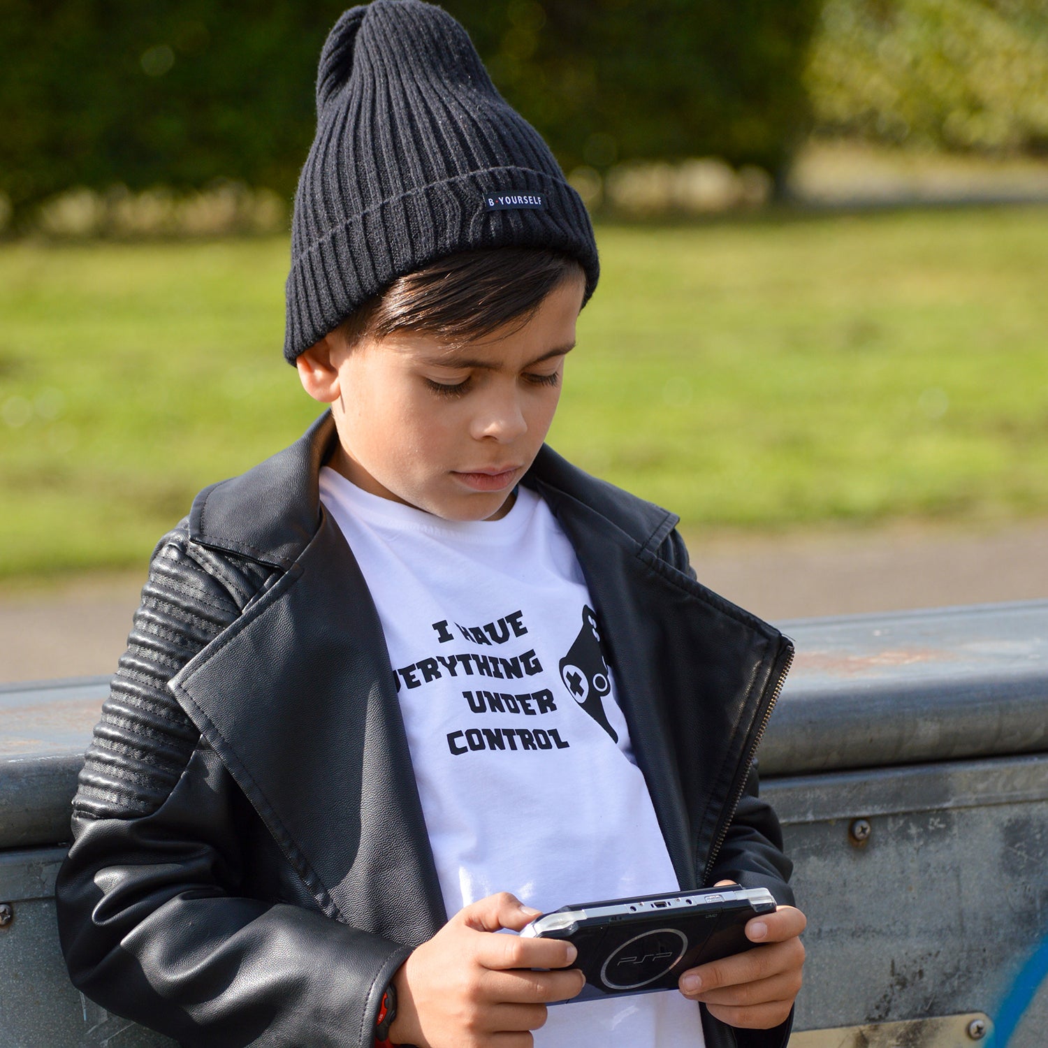 ‘I have everything under control’ kind shirt met korte mouwen