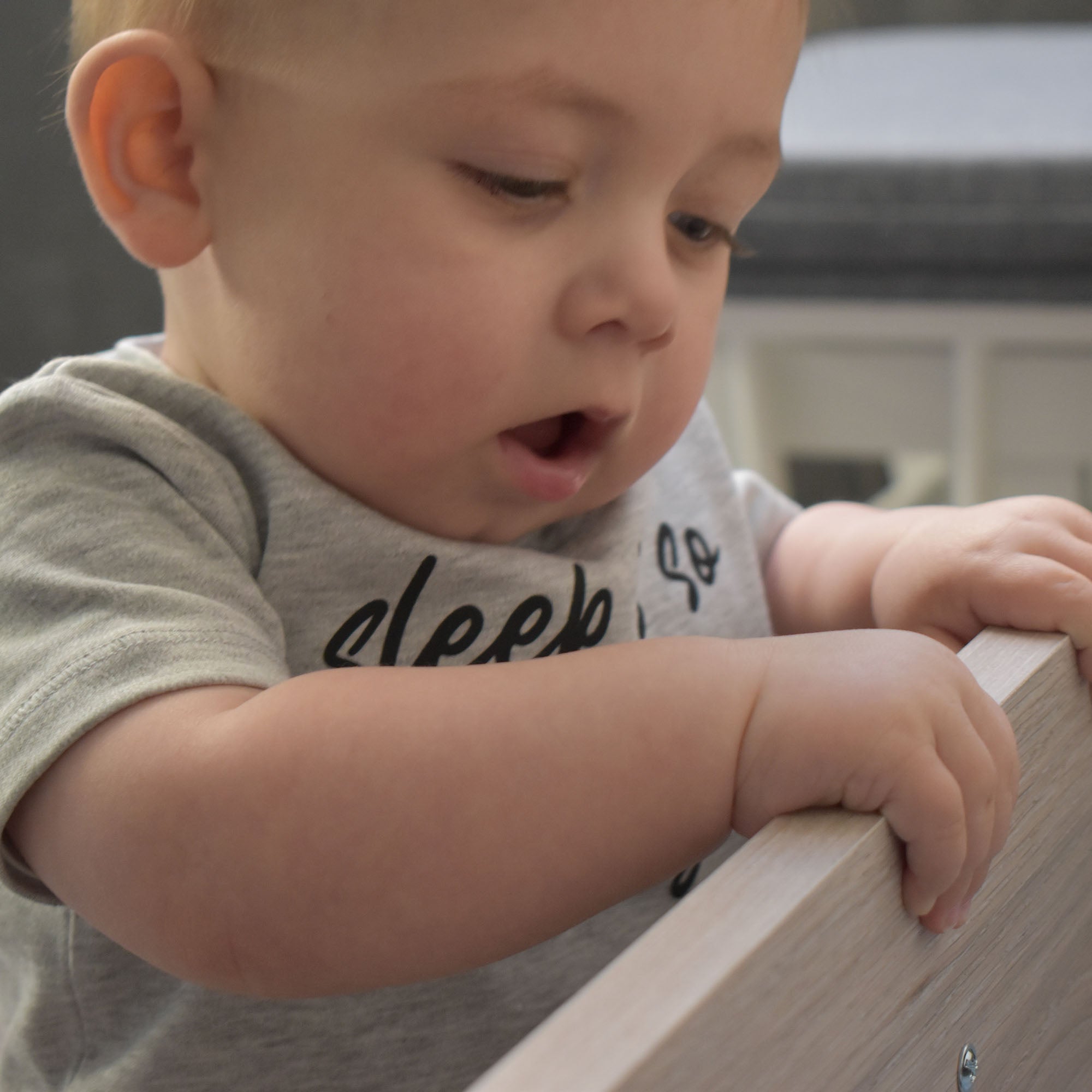 'Sleep is so last night' baby shirt met korte mouwen