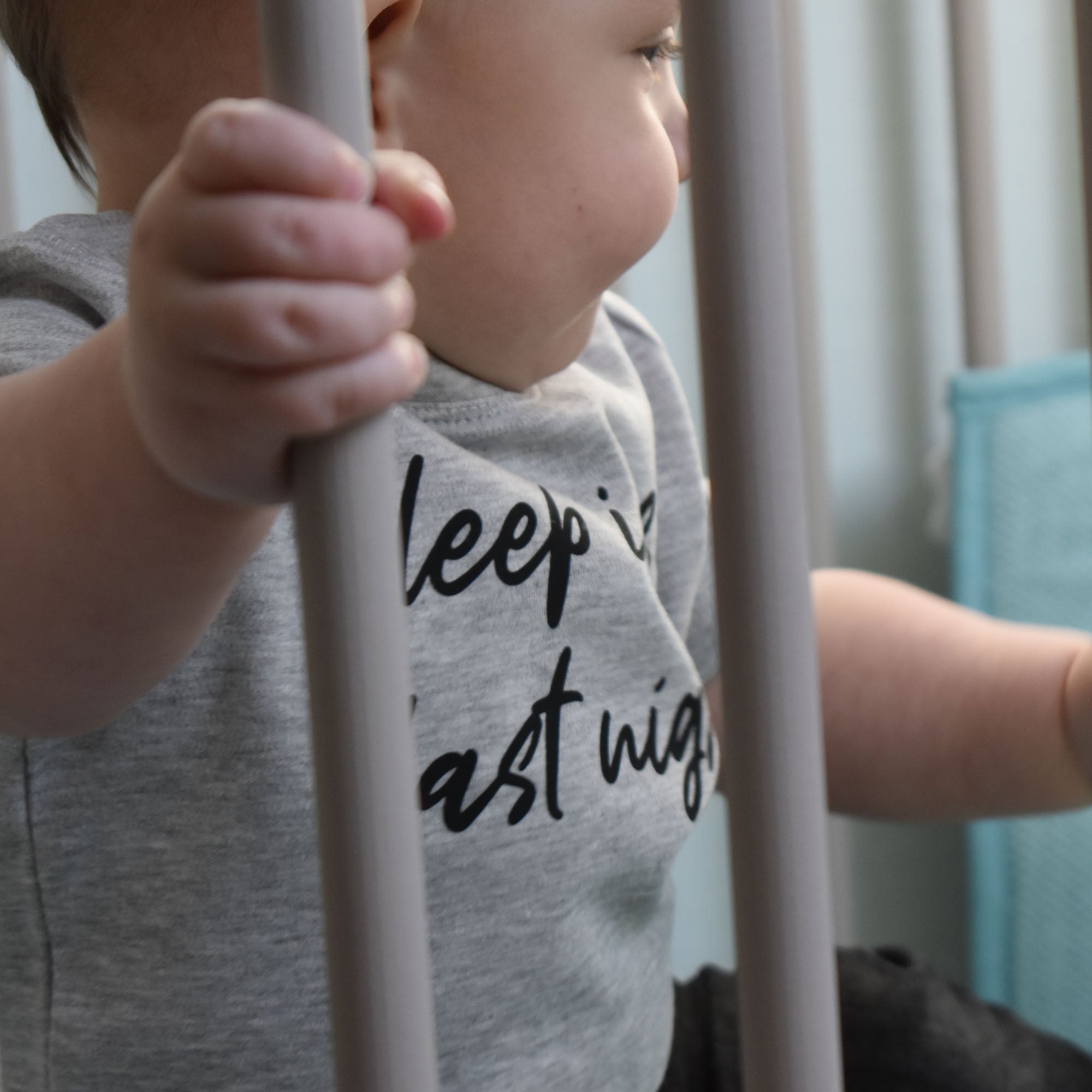 'Sleep is so last night' baby shirt met korte mouwen