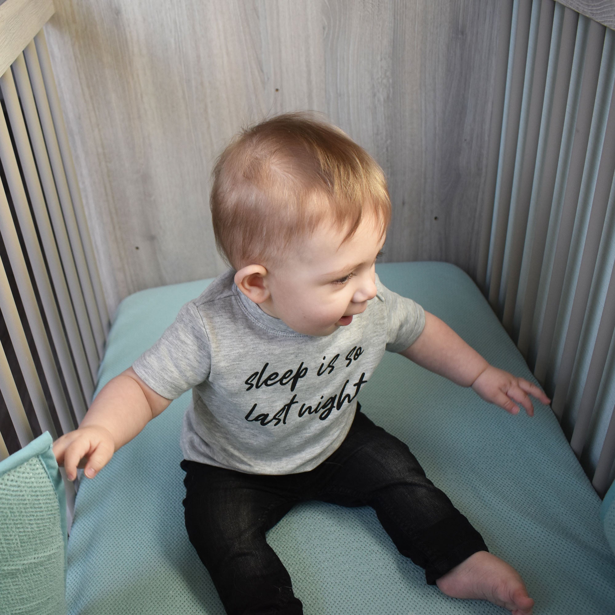 'Sleep is so last night' baby shirt met korte mouwen
