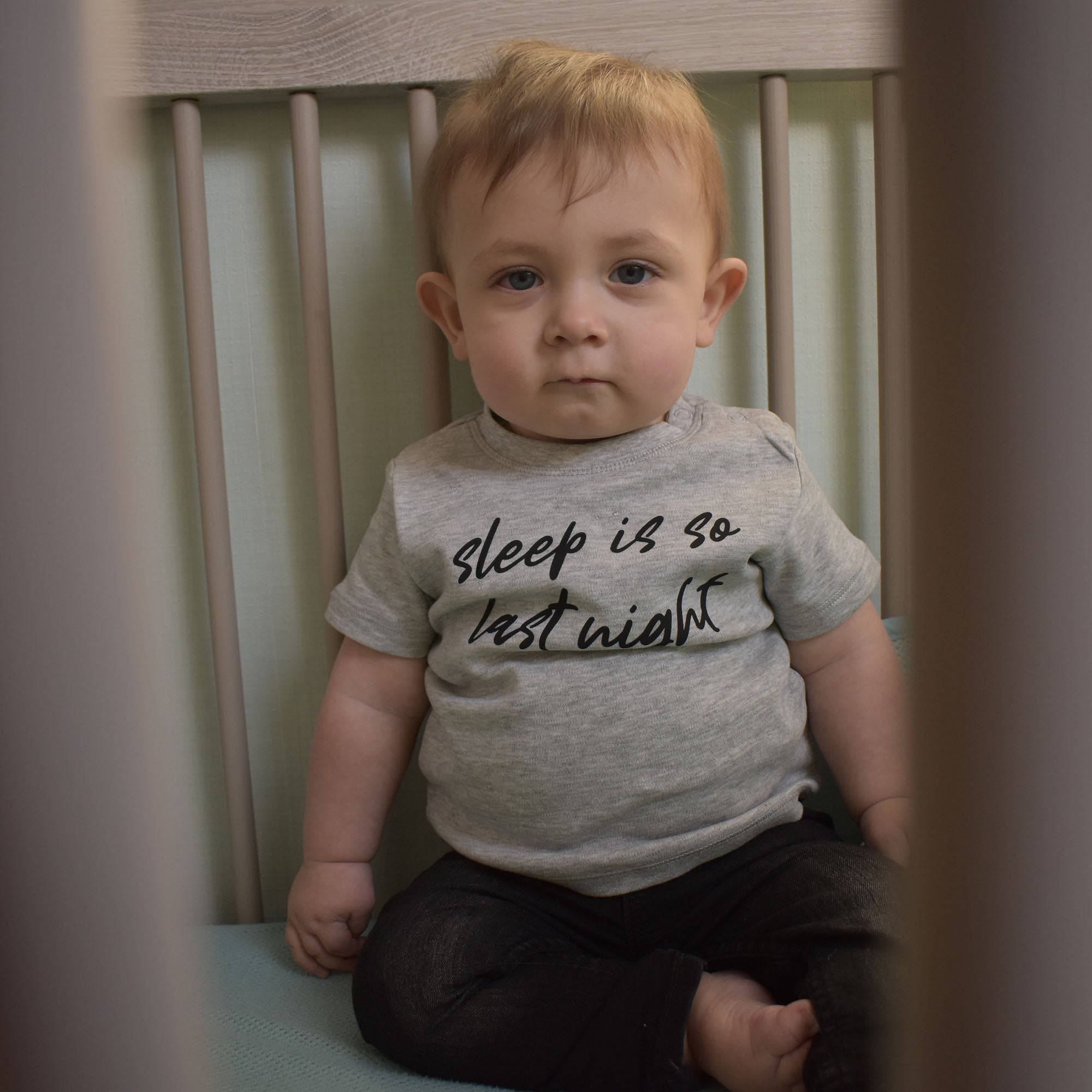 'Sleep is so last night' baby shirt met korte mouwen