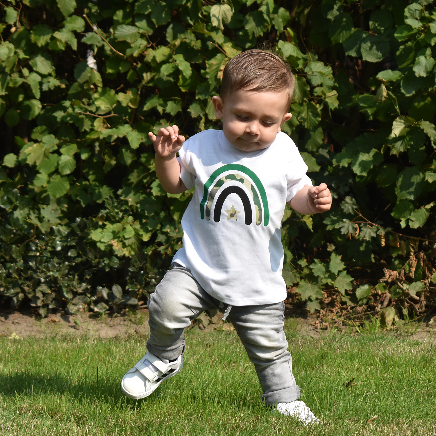Camouflage regenboog baby shirt met korte mouwen