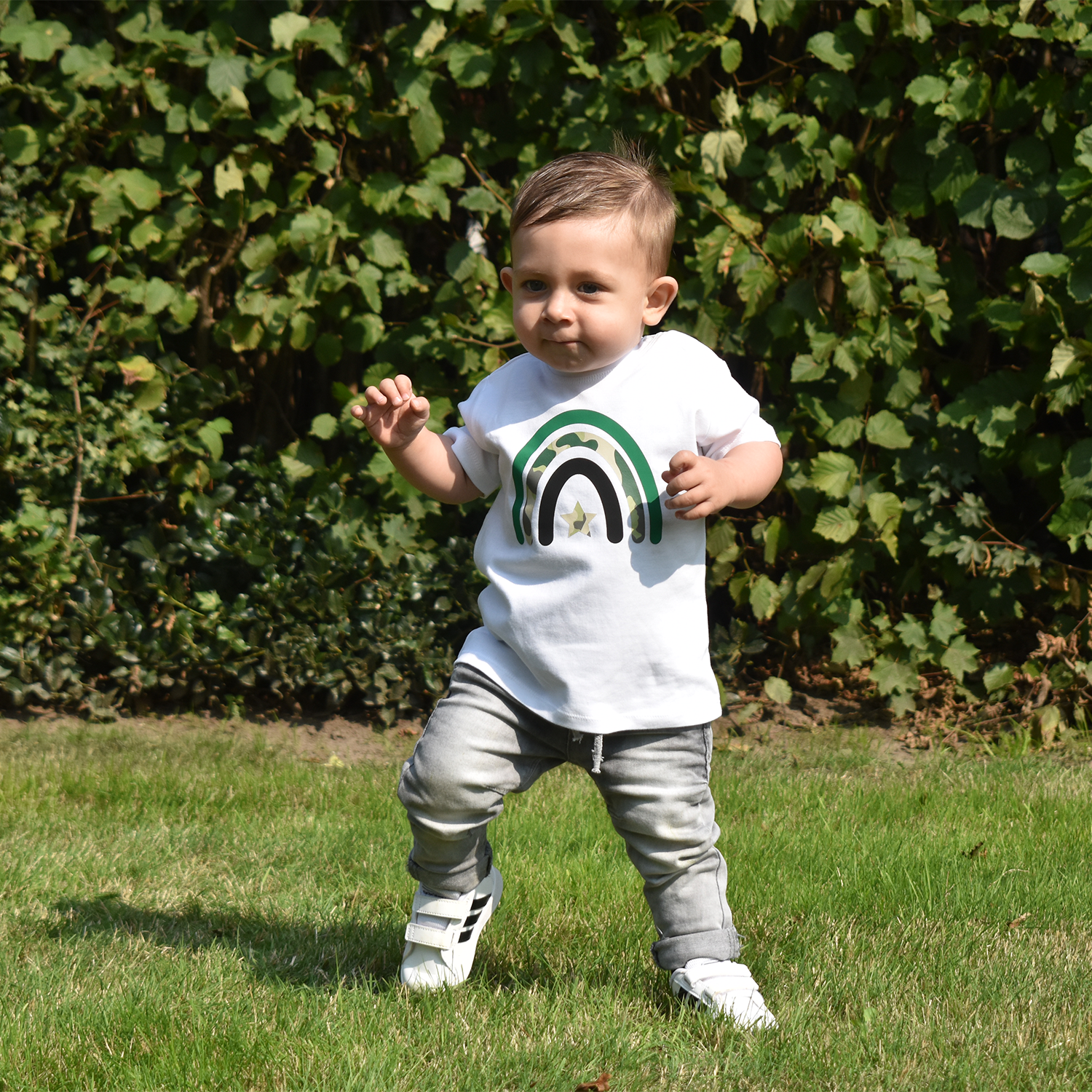 Camouflage regenboog baby shirt met korte mouwen