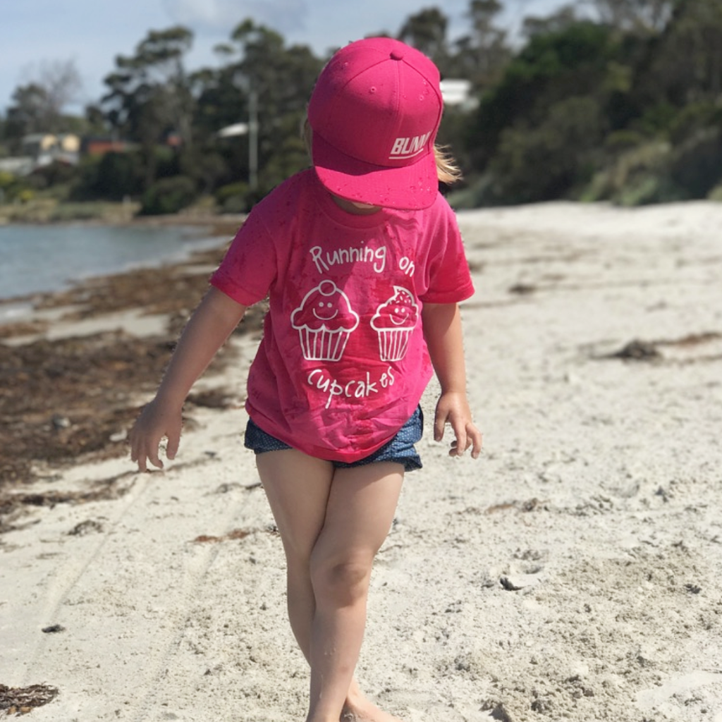 'Running on cupcakes' kind shirt met korte mouwen