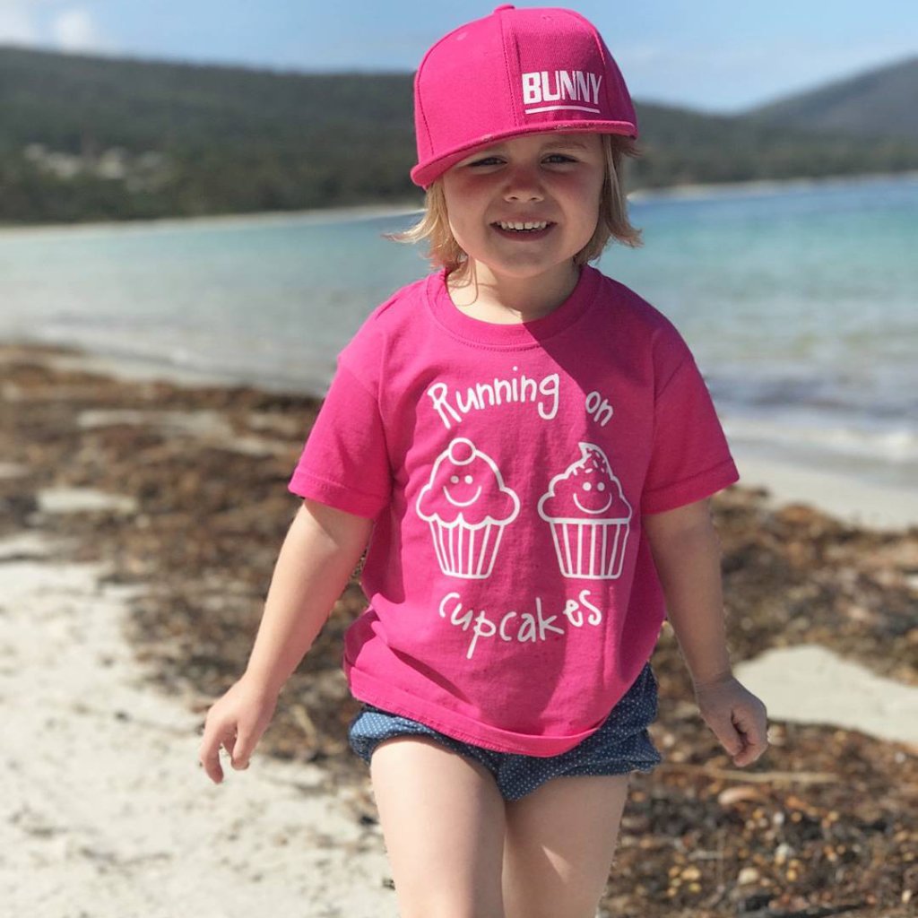 'Running on cupcakes' kind shirt met korte mouwen