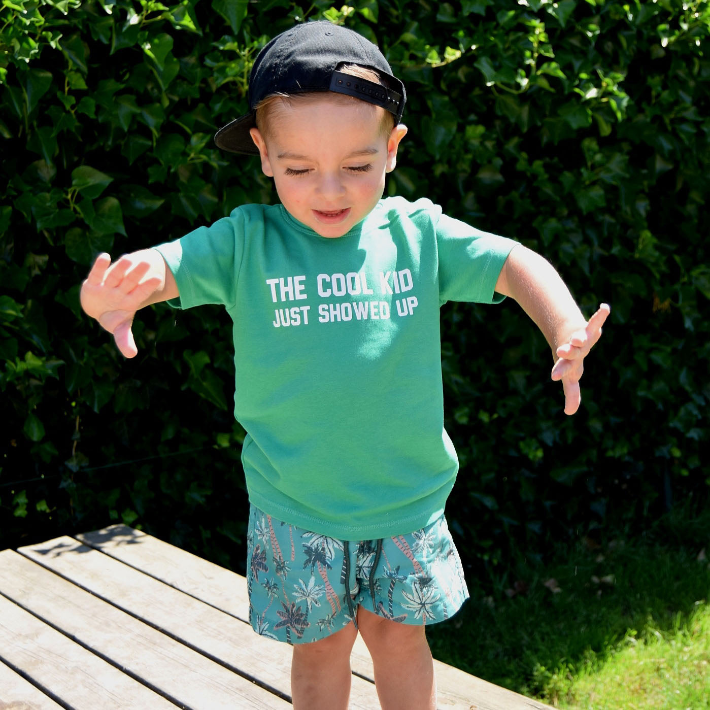 'The cool kid just showed up' baby shirt met korte mouwen