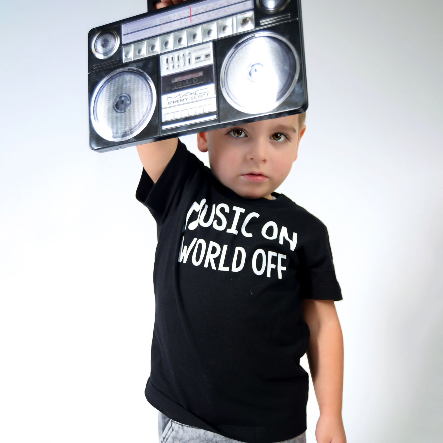 'Music on - World off' kind shirt met korte mouwen