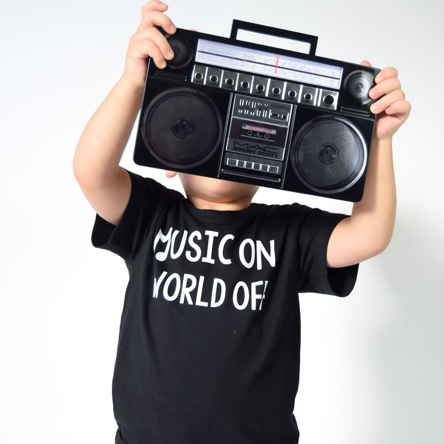 'Music on - World off' kind shirt met korte mouwen