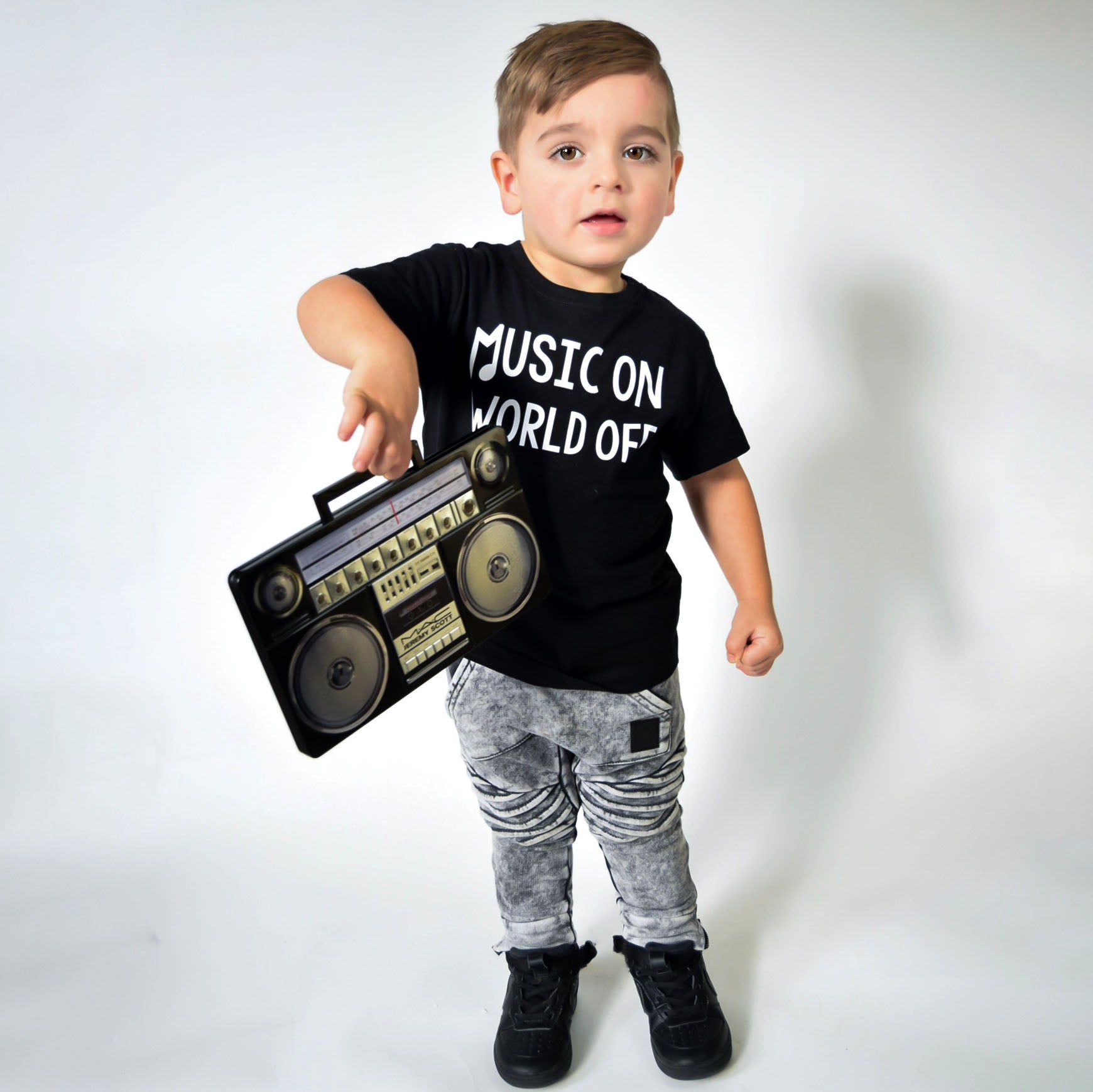 'Music on - World off' kind shirt met korte mouwen