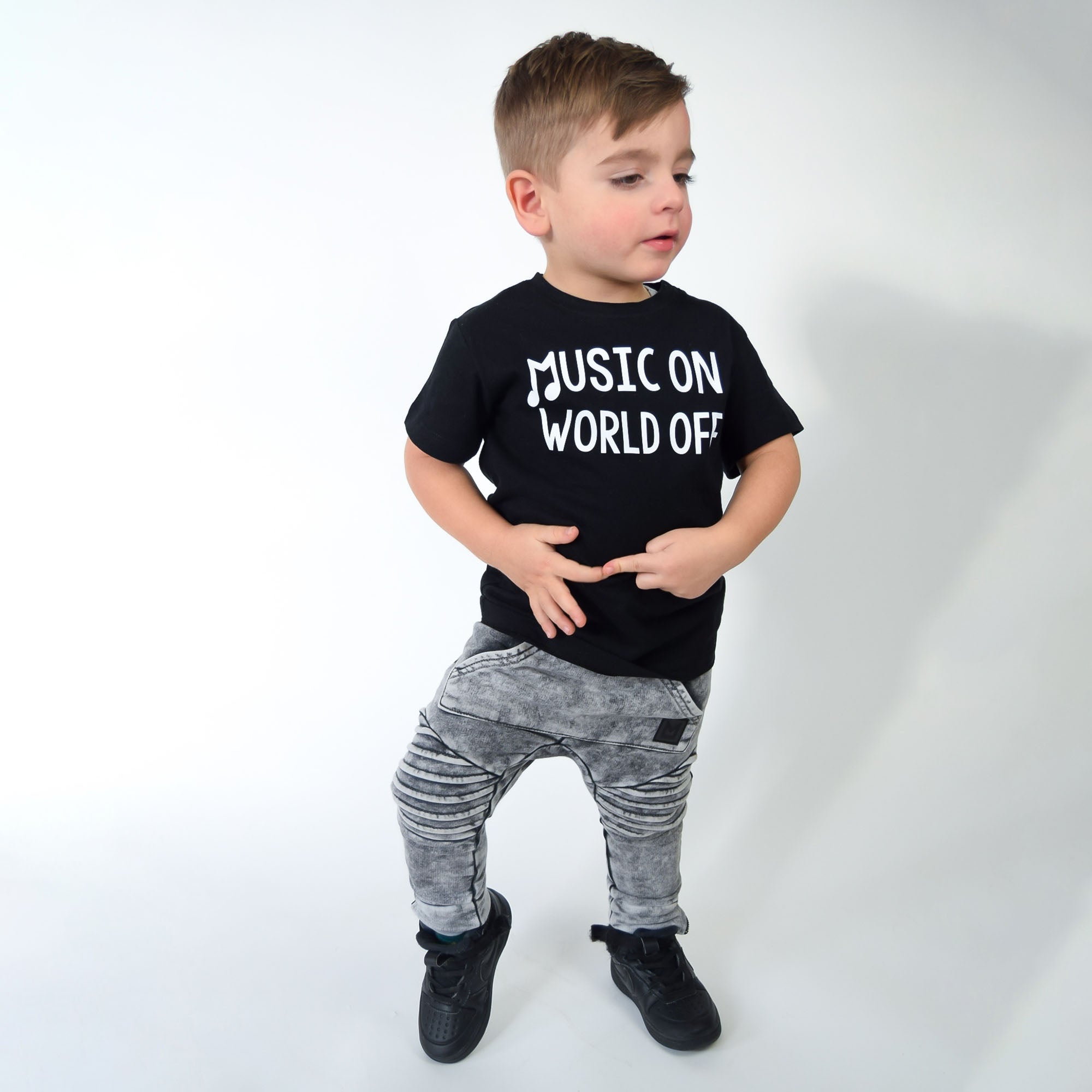 'Music on - World off' kind shirt met korte mouwen