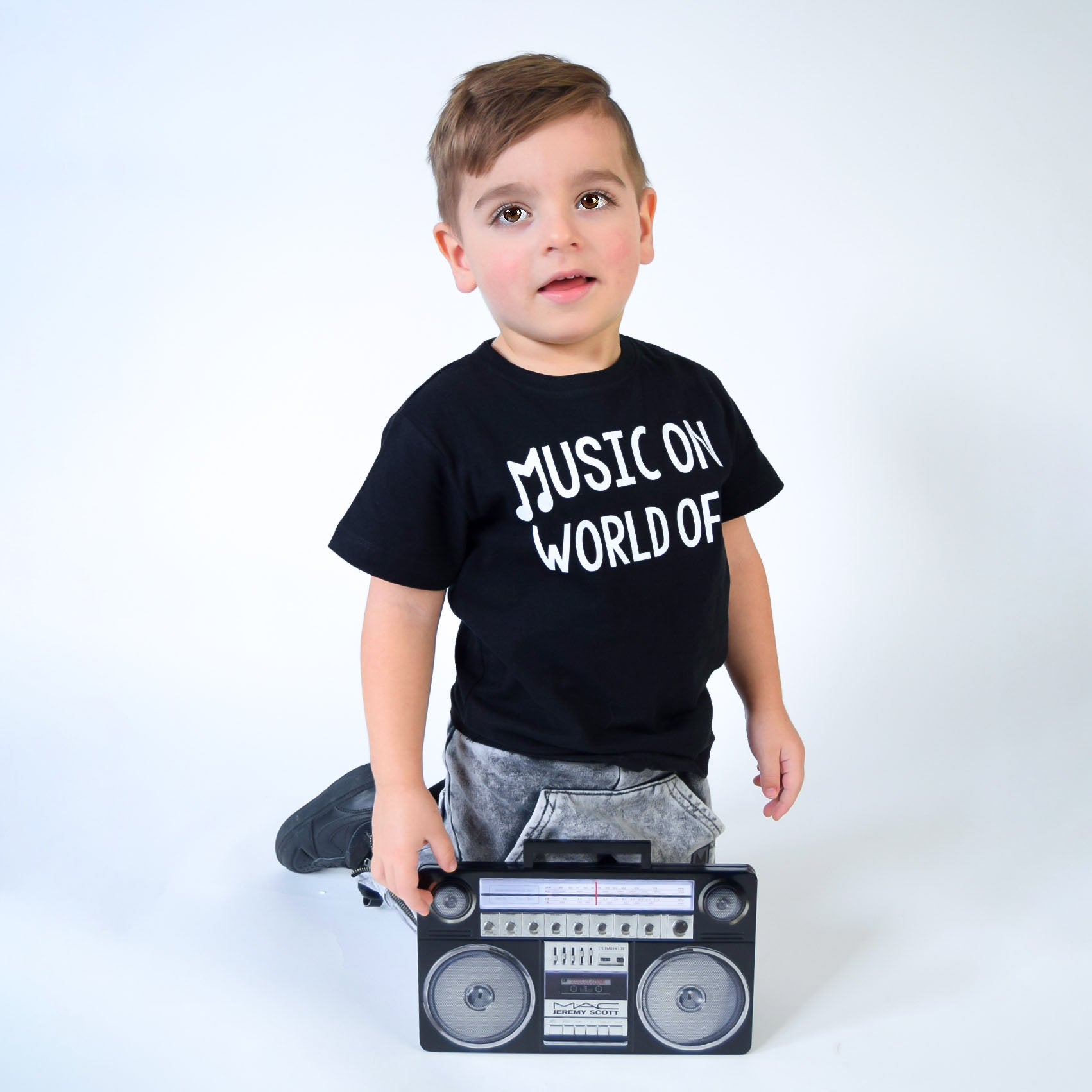 'Music on - World off' kind shirt met korte mouwen