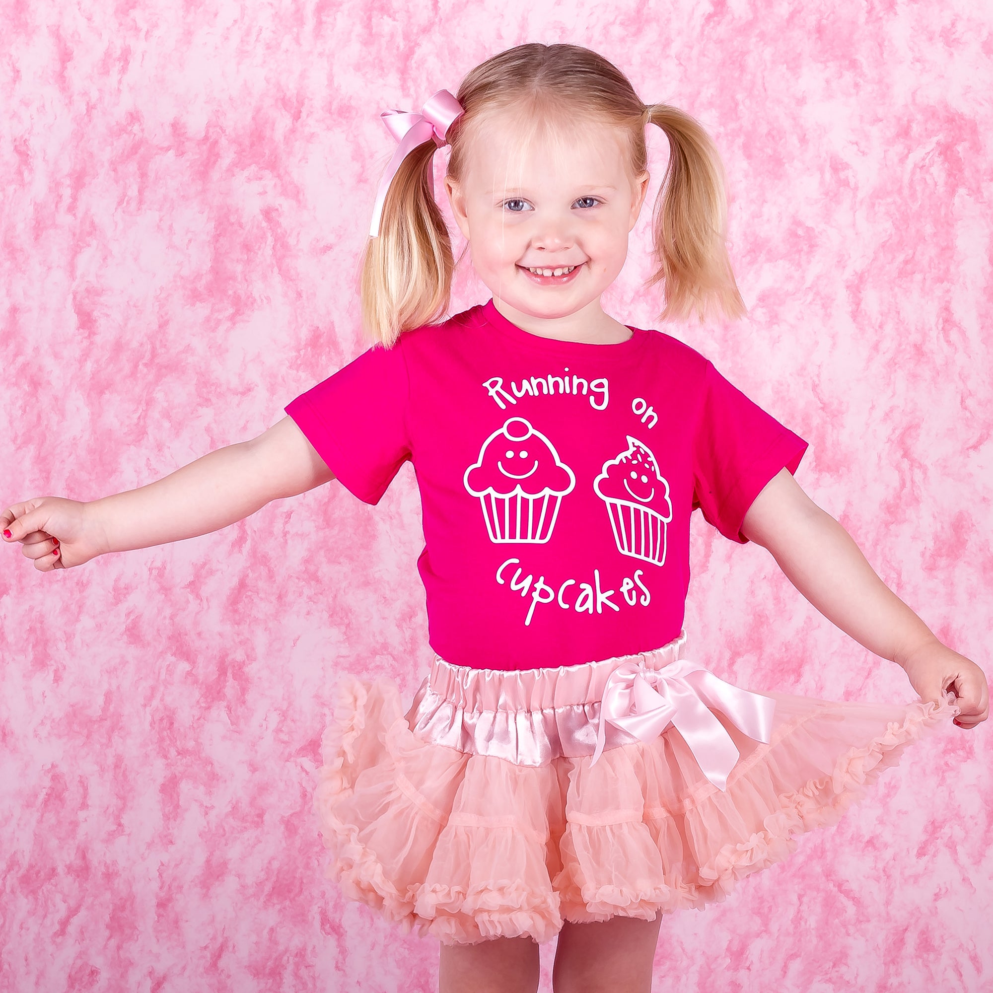 'Running on cupcakes' kind shirt met korte mouwen