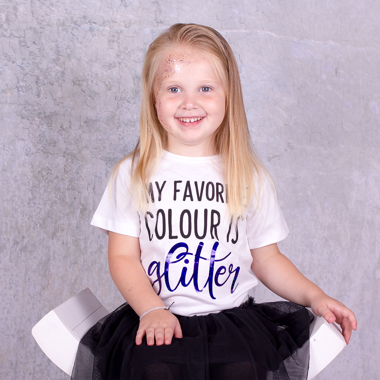 'My favorite colour is glitter' kind shirt met korte mouwen