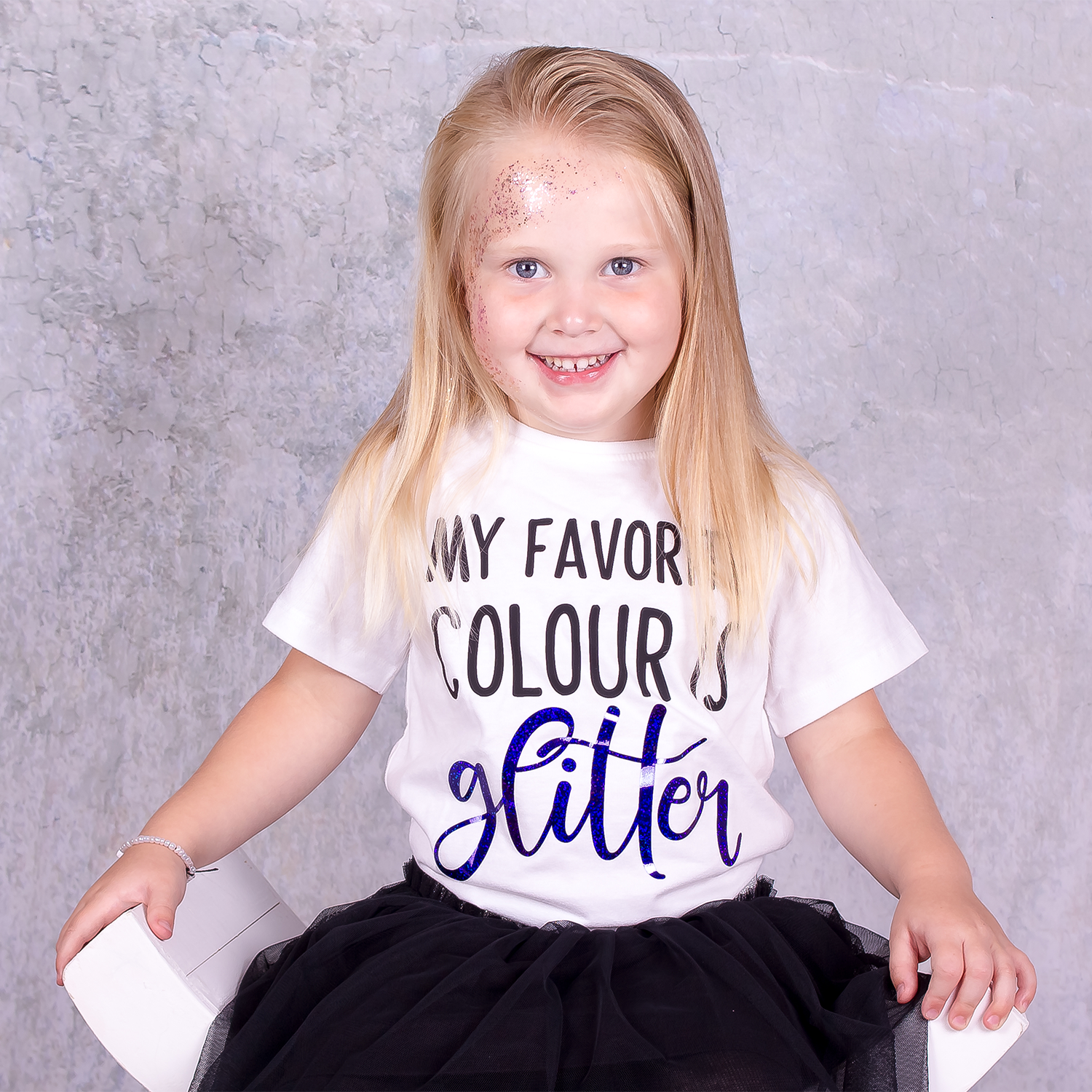 'My favorite colour is glitter' kind shirt met korte mouwen