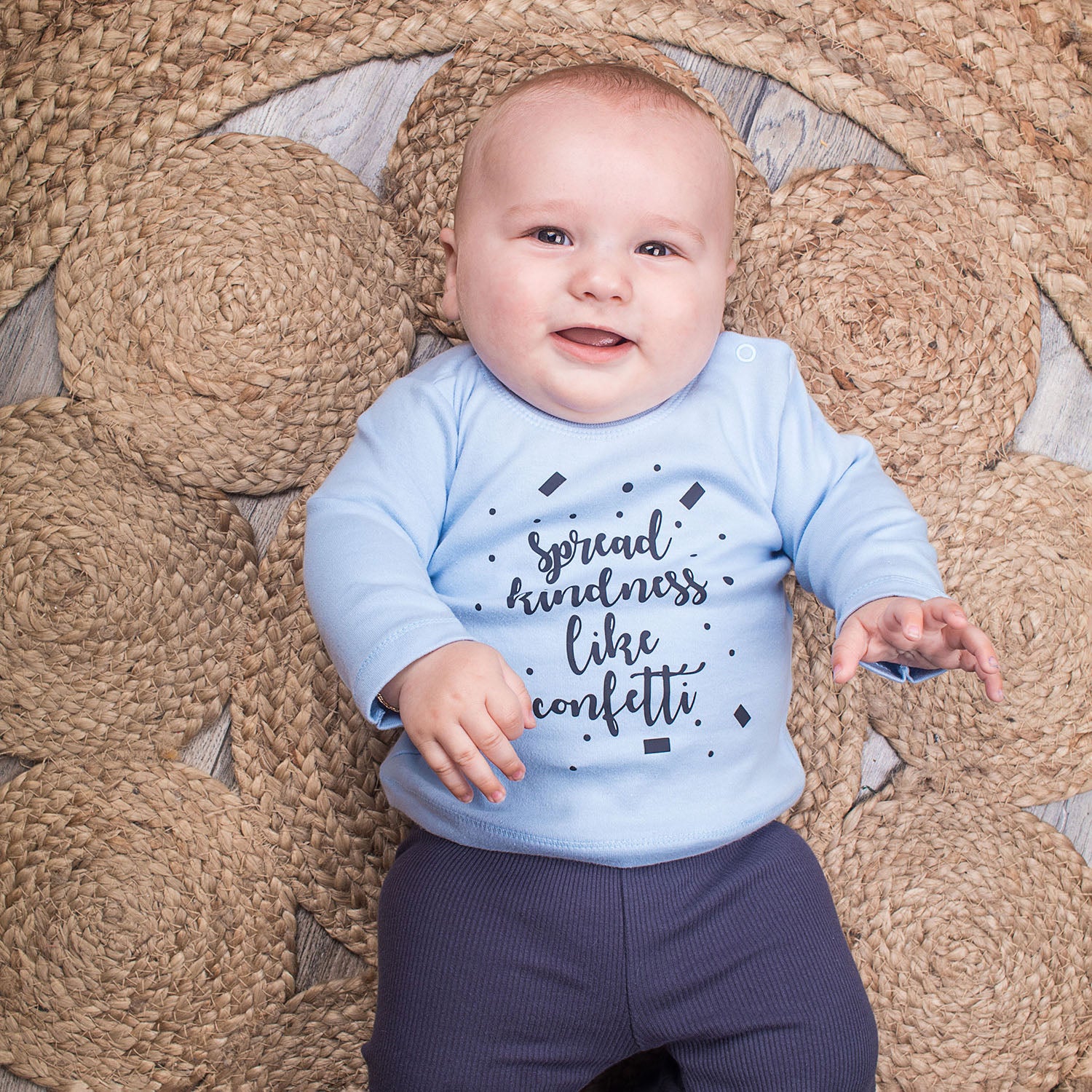 'Spread kindness like confetti' baby shirt met lange mouwen