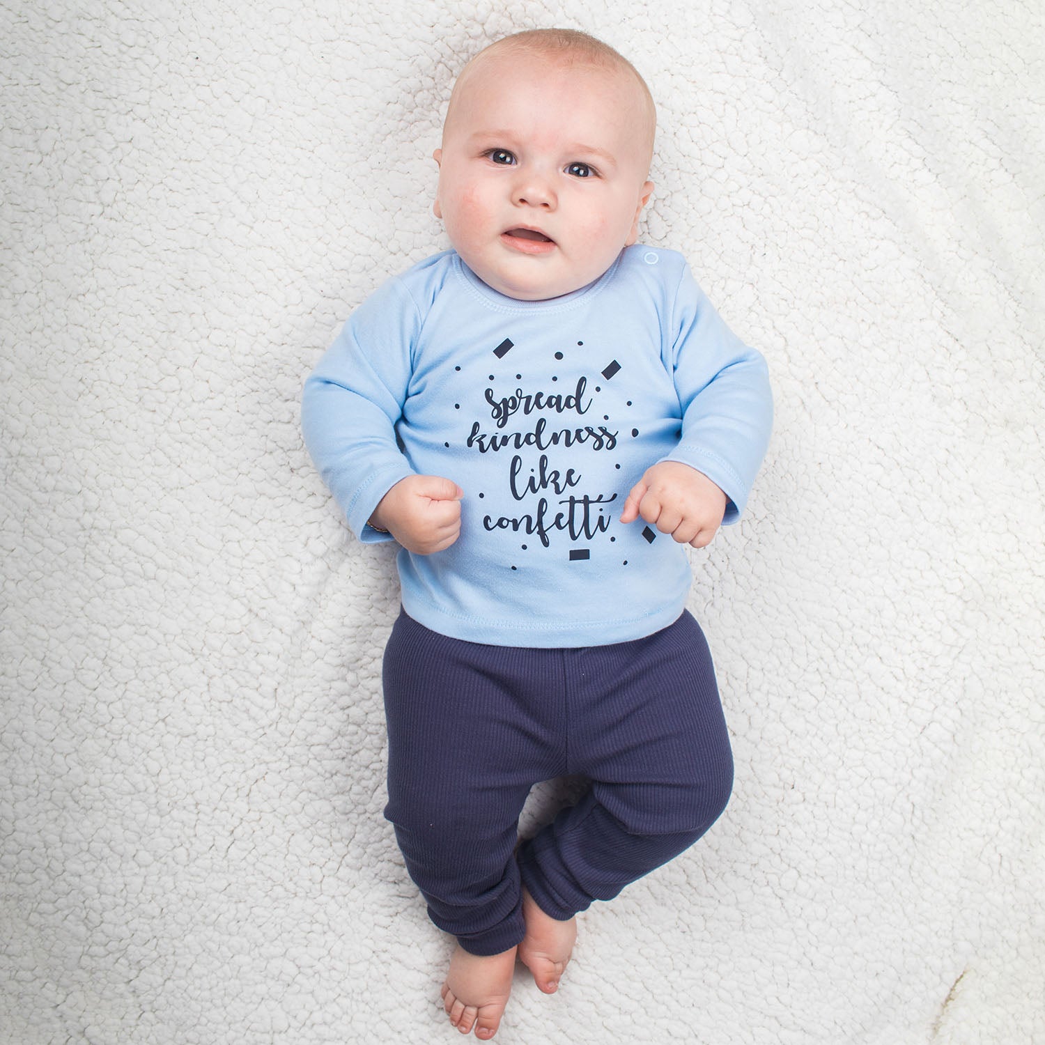 'Spread kindness like confetti' baby shirt met lange mouwen
