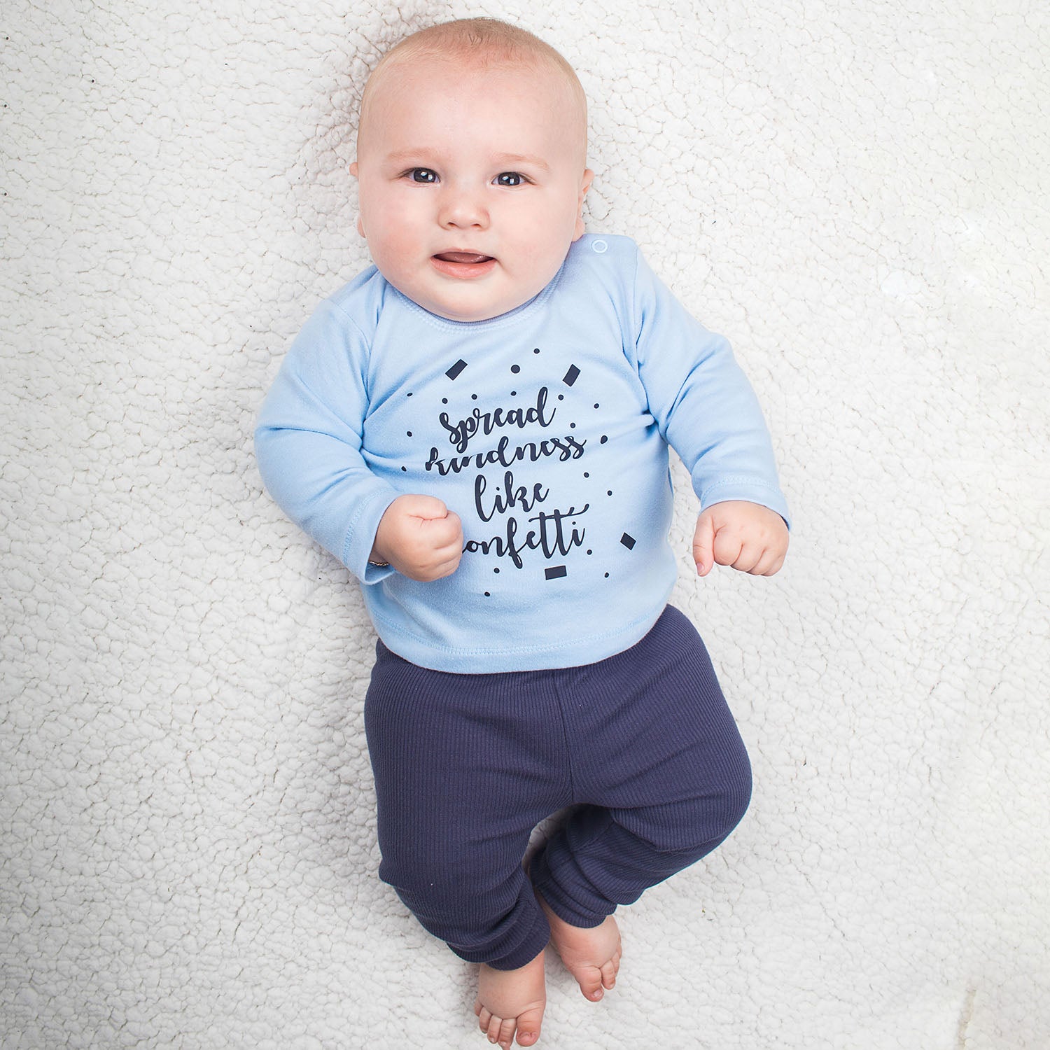 'Spread kindness like confetti' baby shirt met lange mouwen